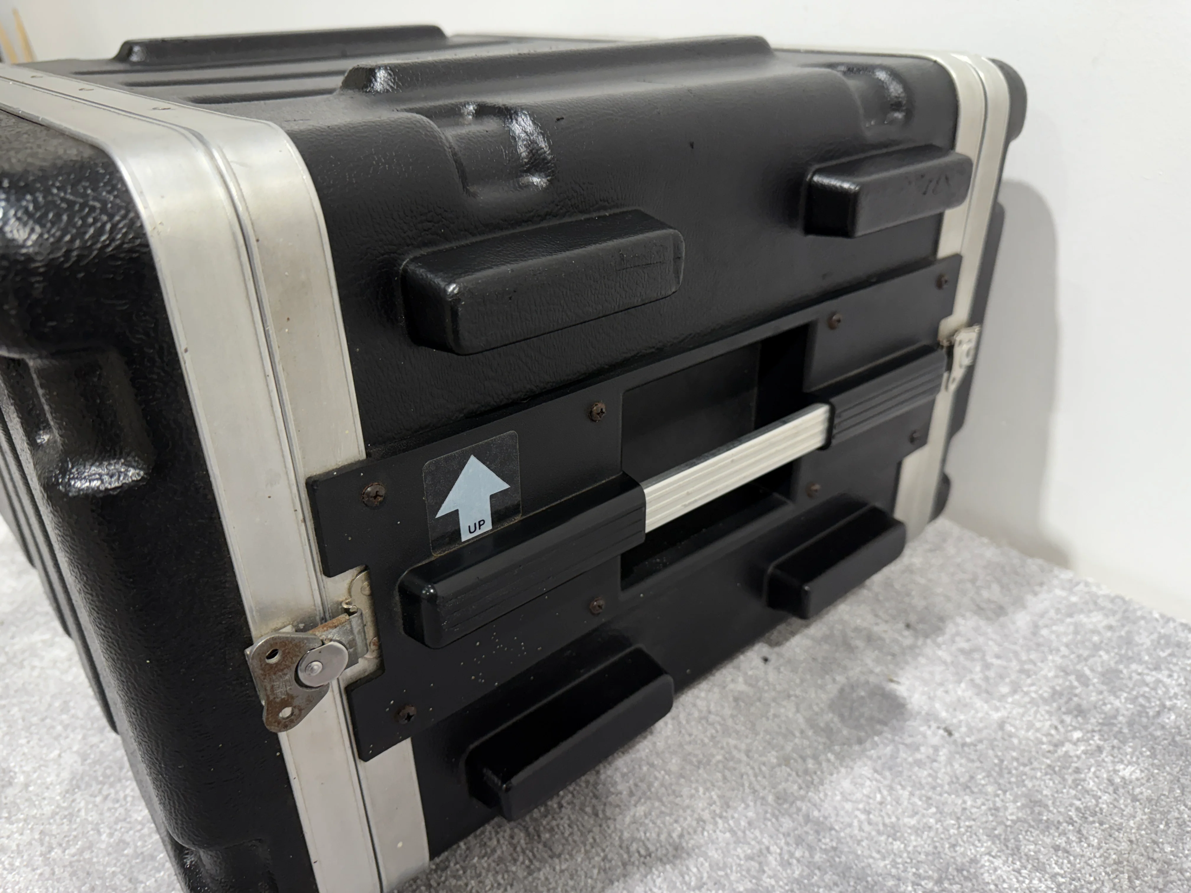 SKB 4u Plastic / Metal Rack Mount Flight Case - Image 8