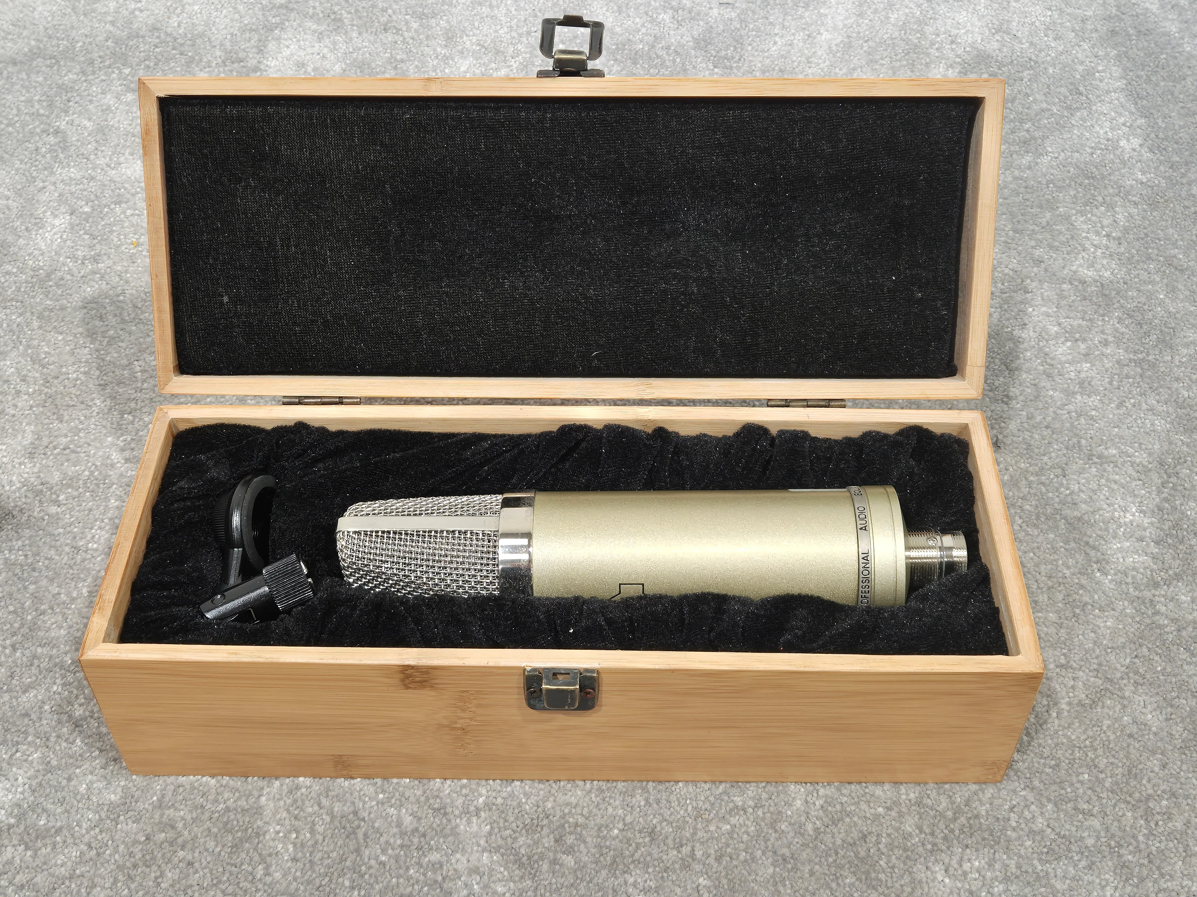 Sontronics Aria Condenser Microphone - Cardioid Pattern, Gold-Sputtered Diaphragm - Excellent w/ Power Supply & Hard Case & Mic holder - Image 6