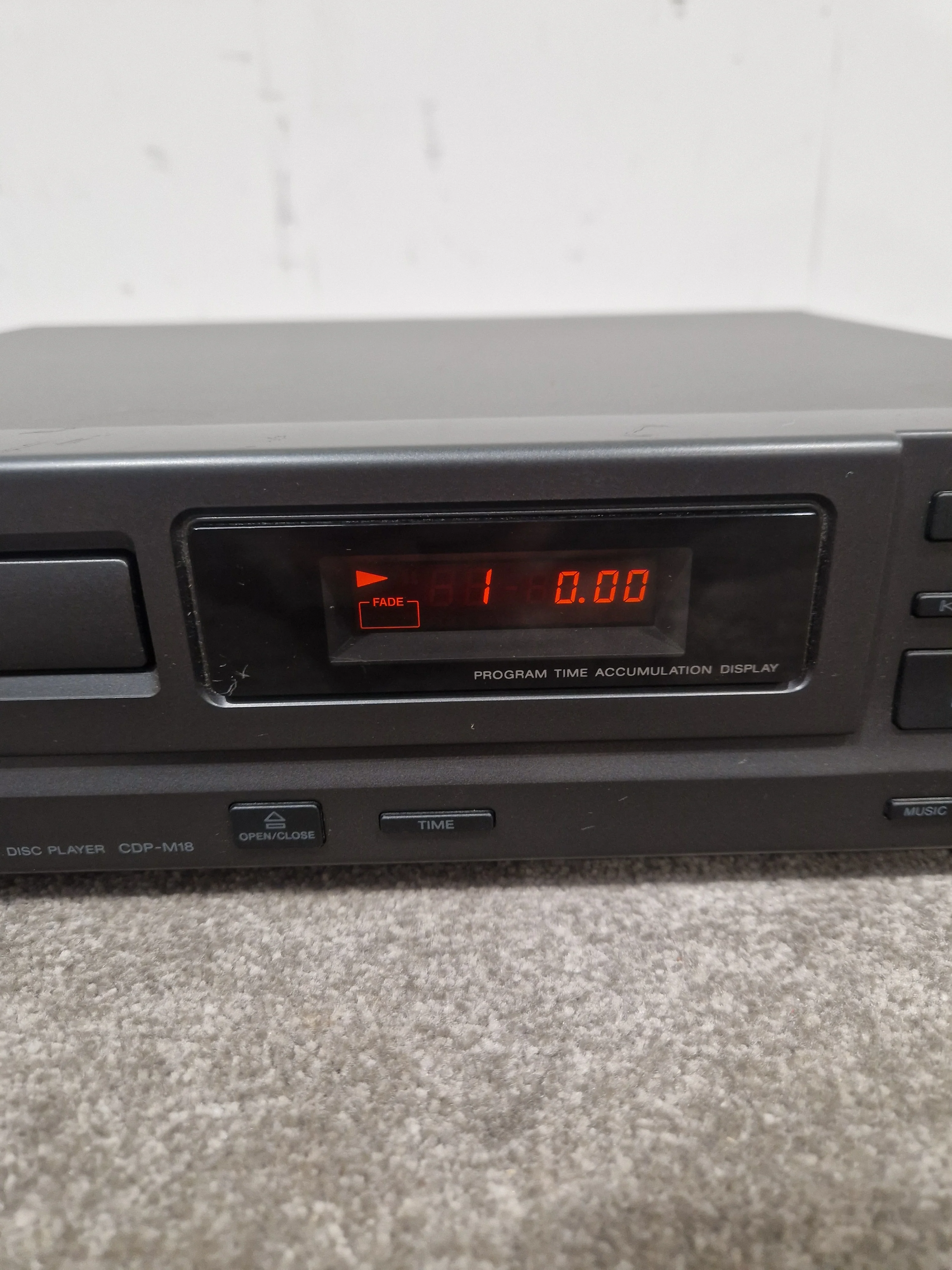 Sony CDP-M18 - Compact Disc Player - Excellent w/ Power Supply - Image 2