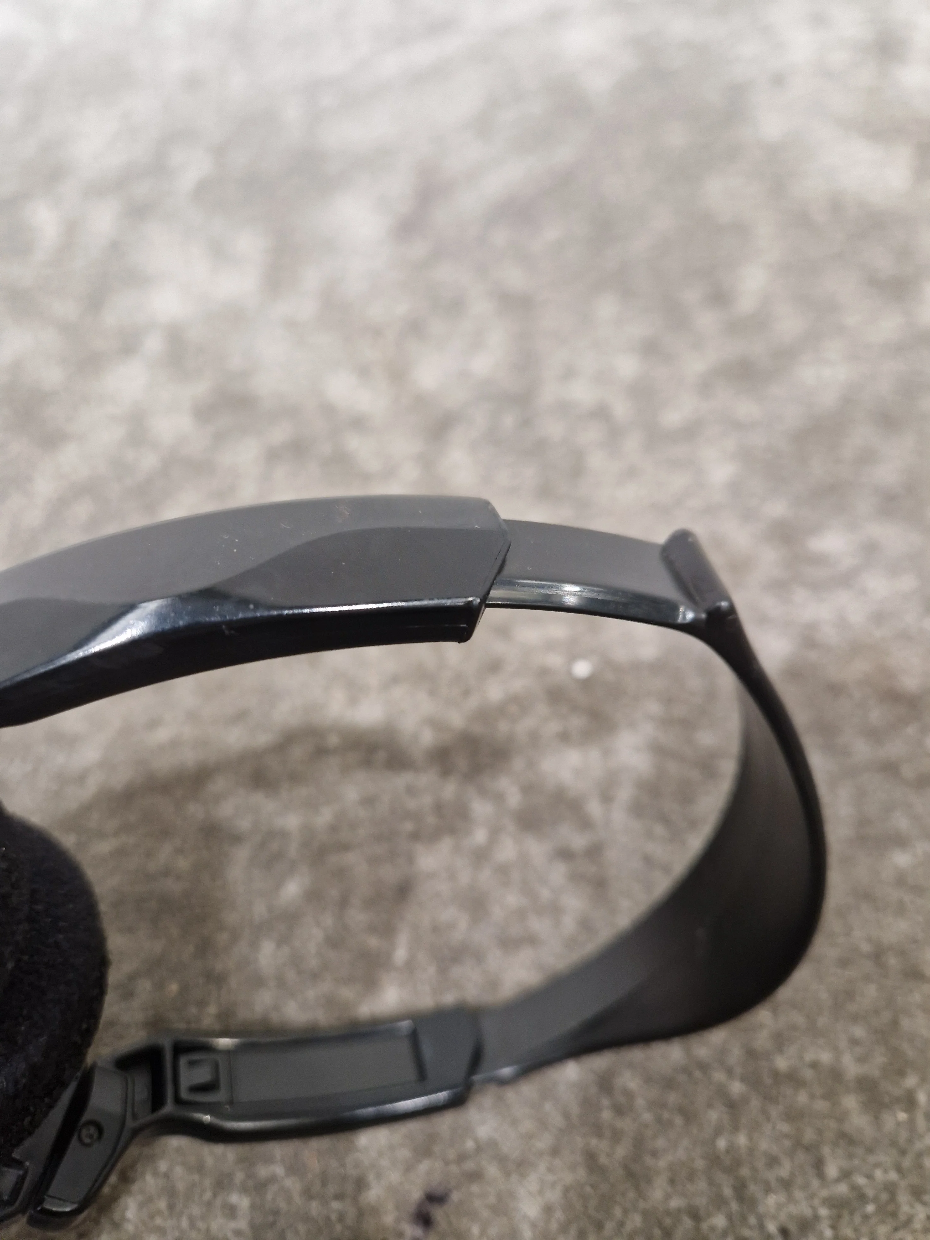 Sony MDR-V100 Black Headphones - Good - Image 3