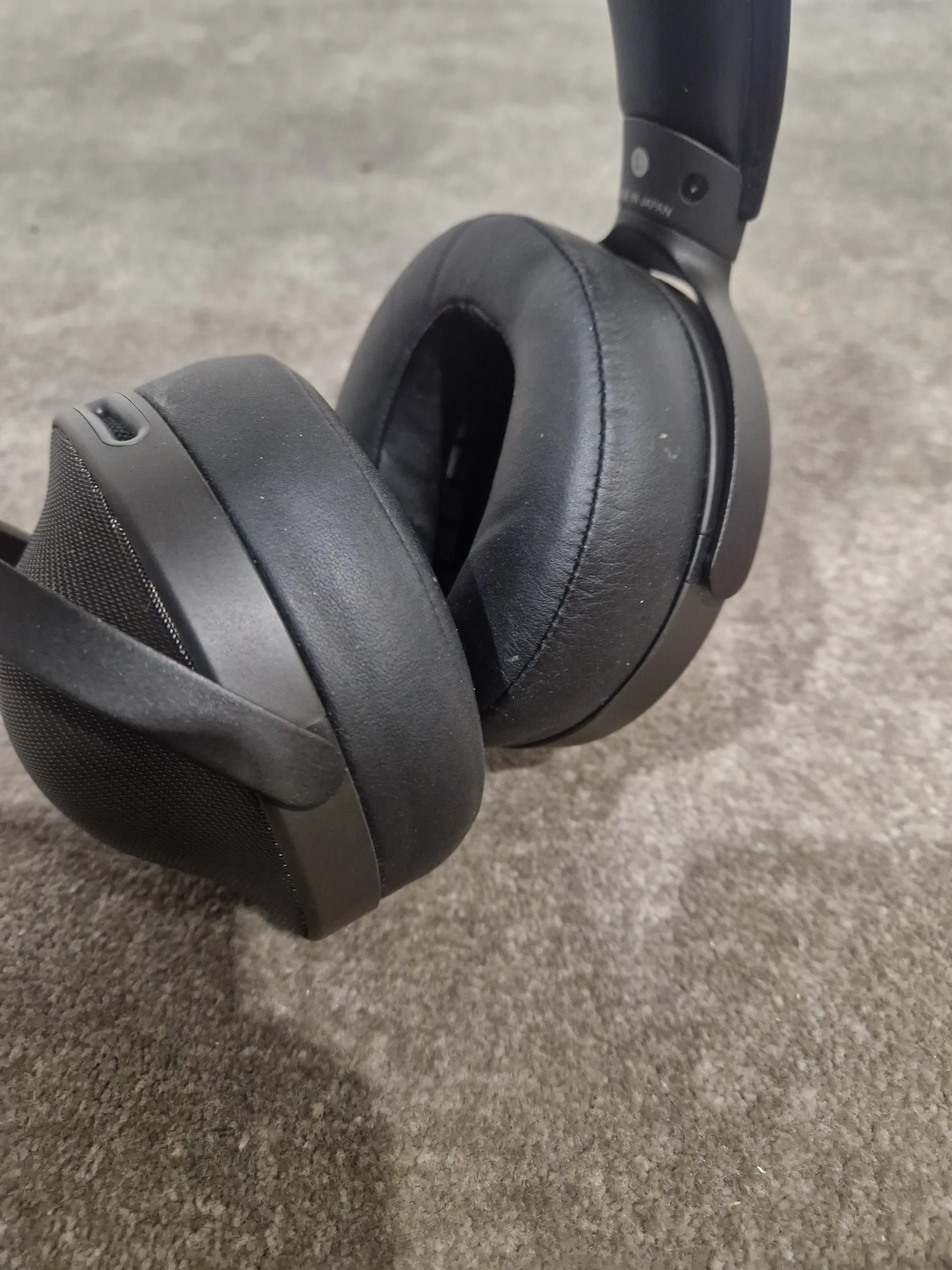 Sony MDR-Z1R Black Headphones - High-Resolution Audio - Excellent w/ Soft Case - Image 4