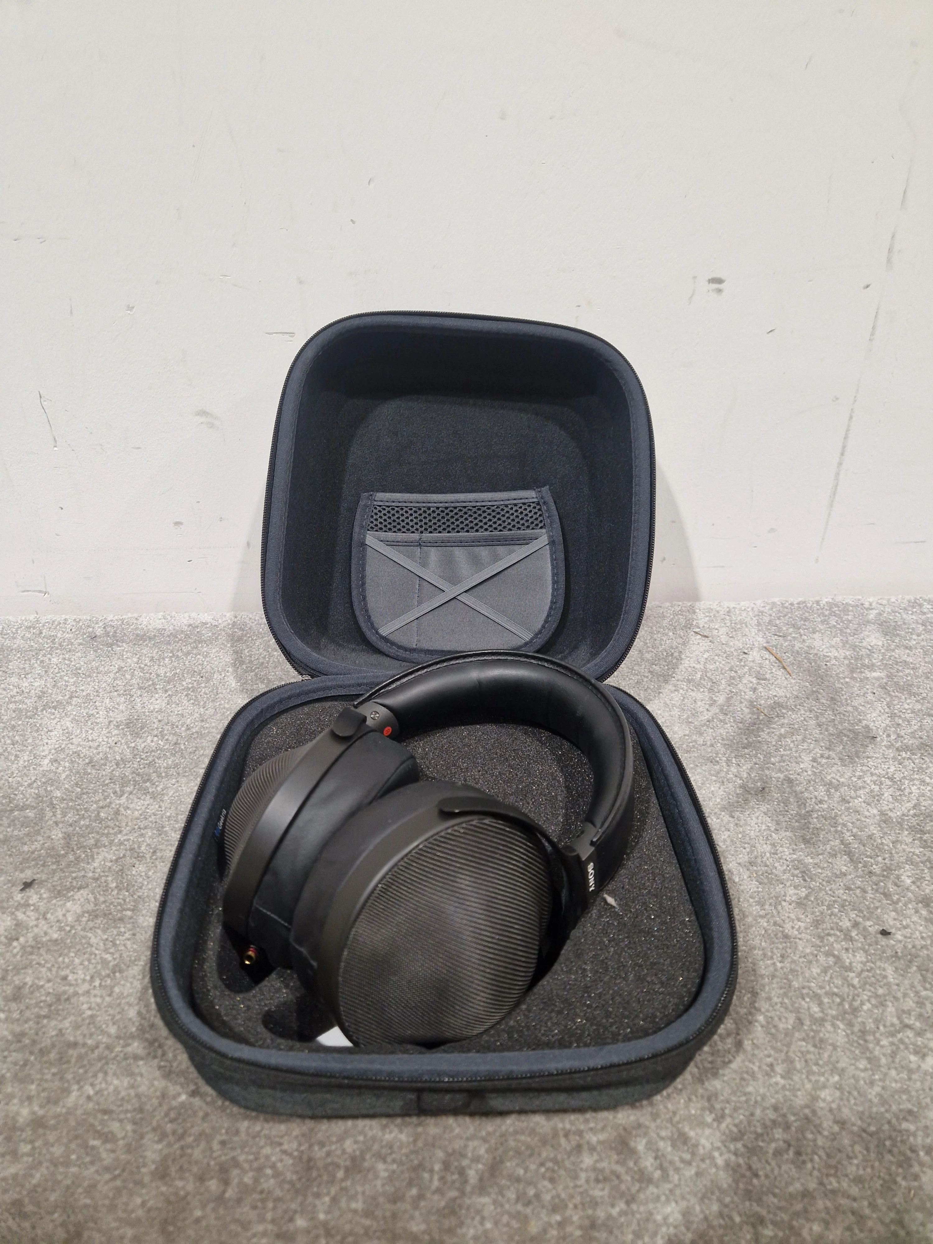 Sony MDR-Z1R Black Headphones - High-Resolution Audio - Excellent w/ Soft Case - Image 8