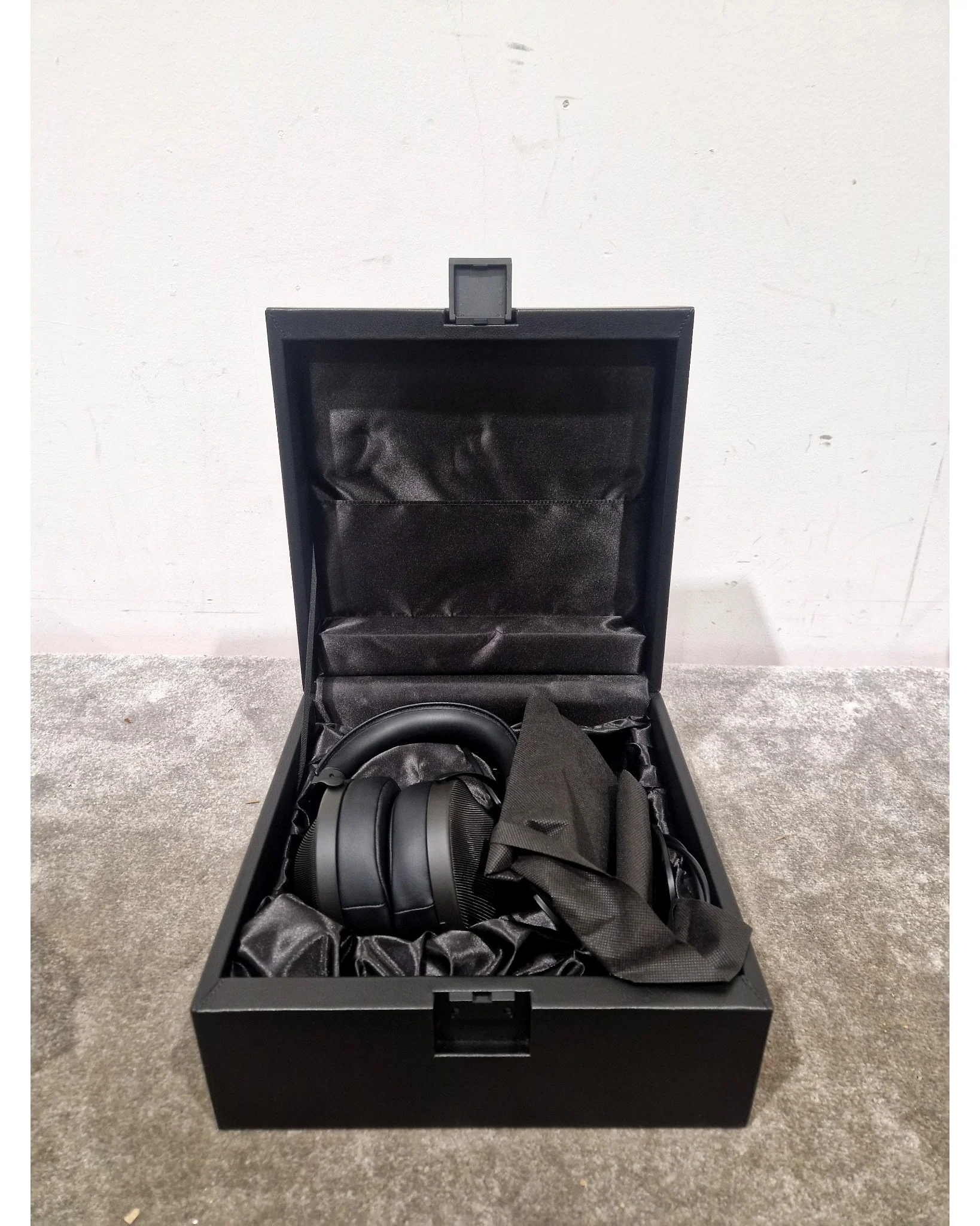 Sony MDR-Z1R - Headphones - Black - Like New w/ Original Box, Manuals & Hard Case - Image 15