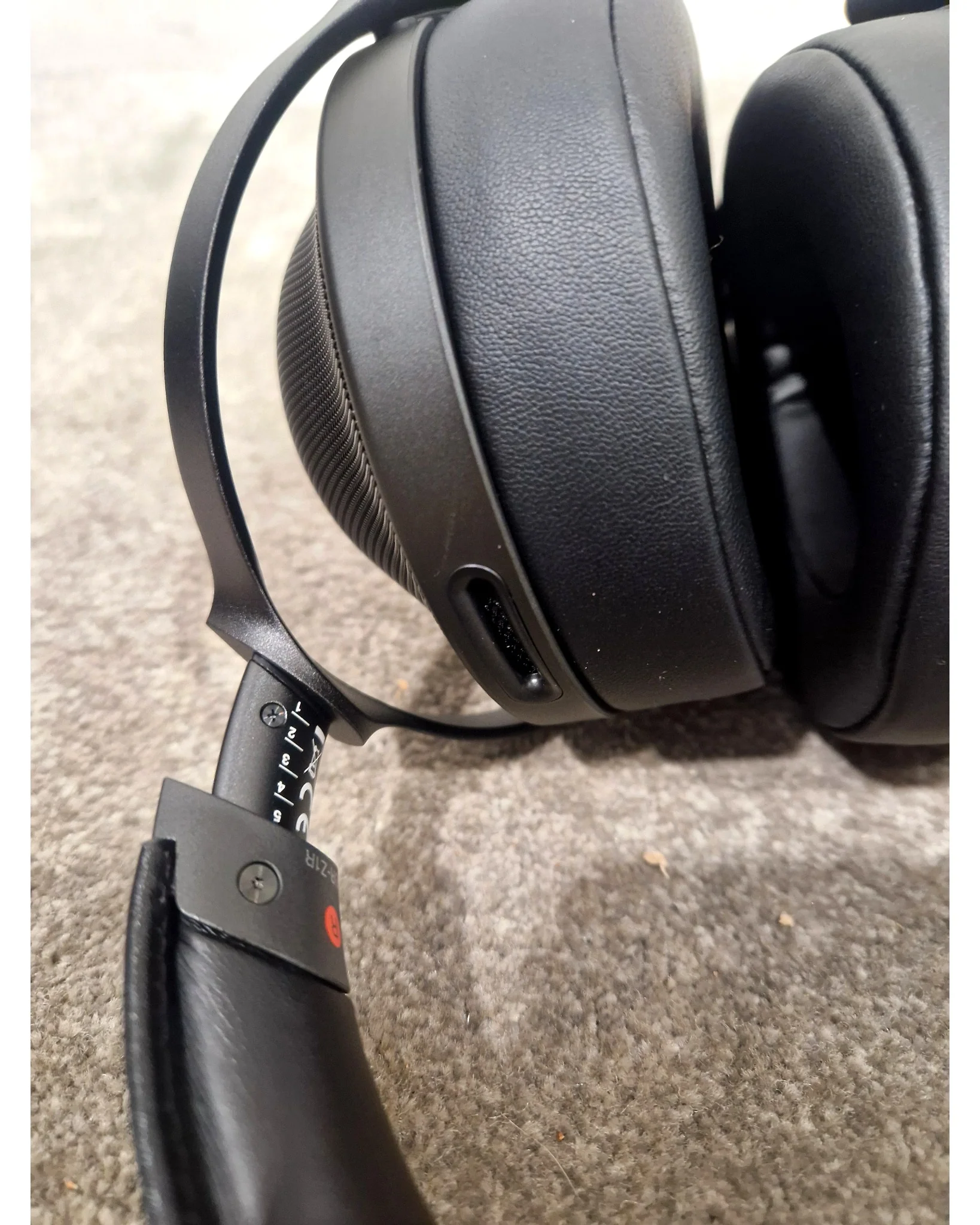 Sony MDR-Z1R - Headphones - Black - Like New w/ Original Box, Manuals & Hard Case - Image 7