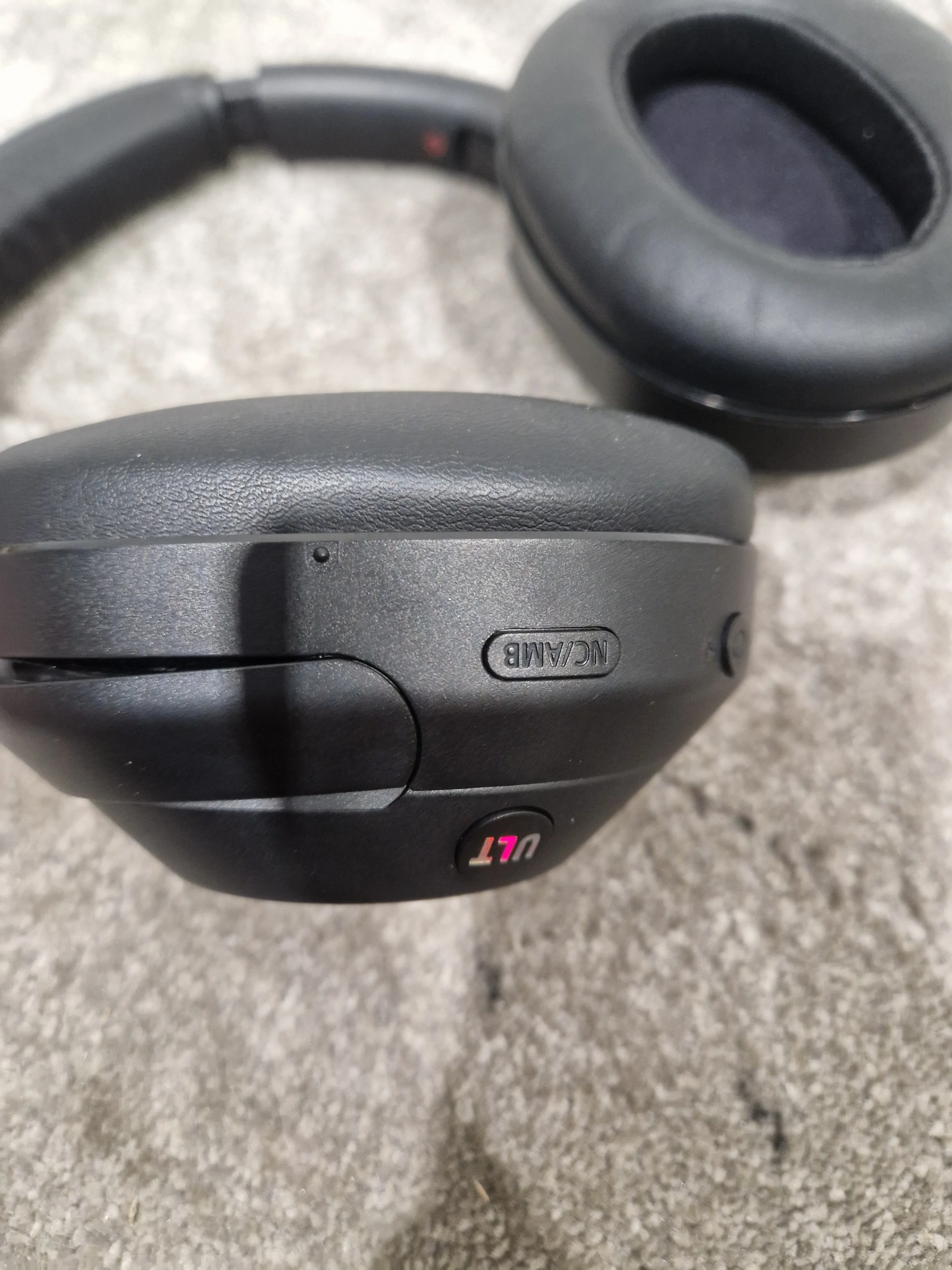Sony Wh-1000xm Black Headphones - Noise Cancelling - Excellent w/ Hard Case - Image 12