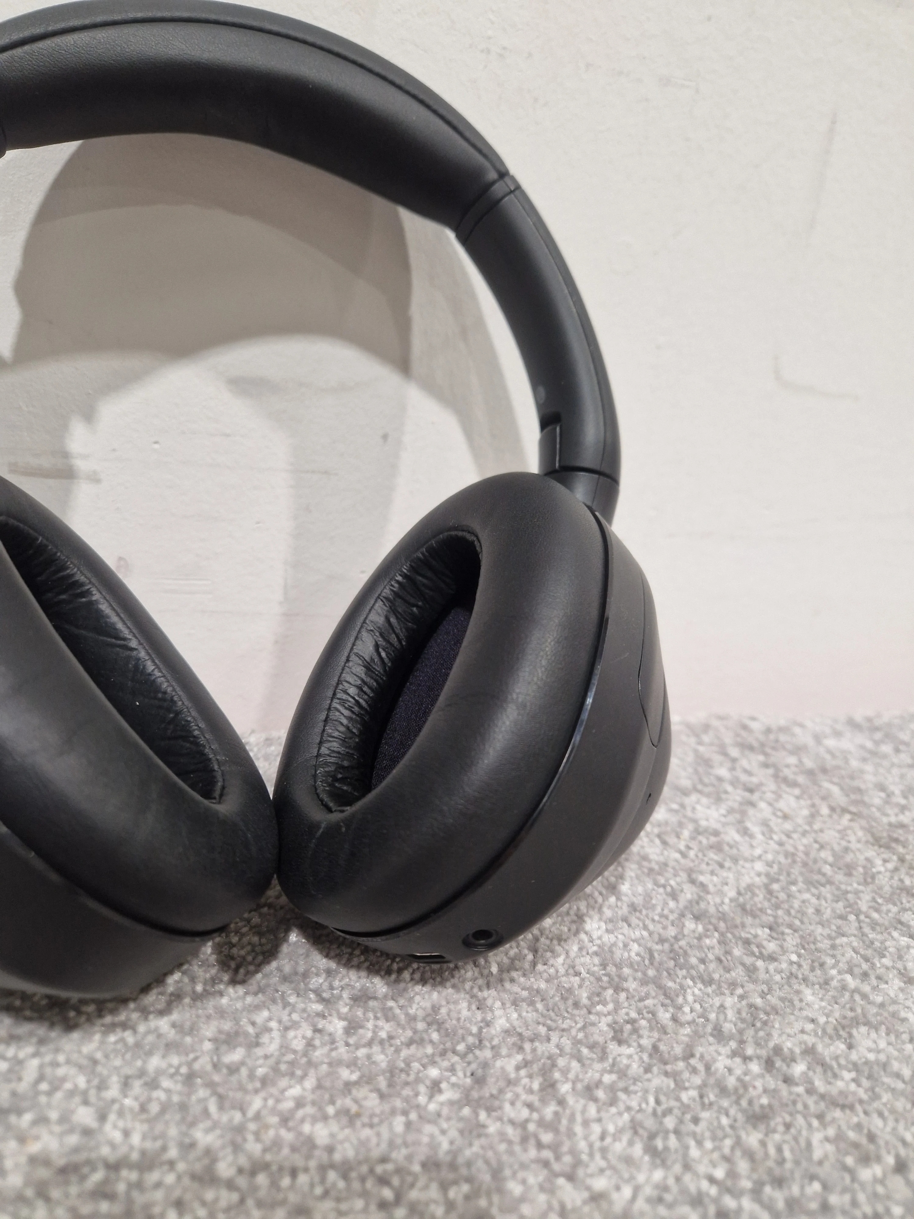 Sony Wh-1000xm Black Headphones - Noise Cancelling - Excellent w/ Hard Case - Image 2