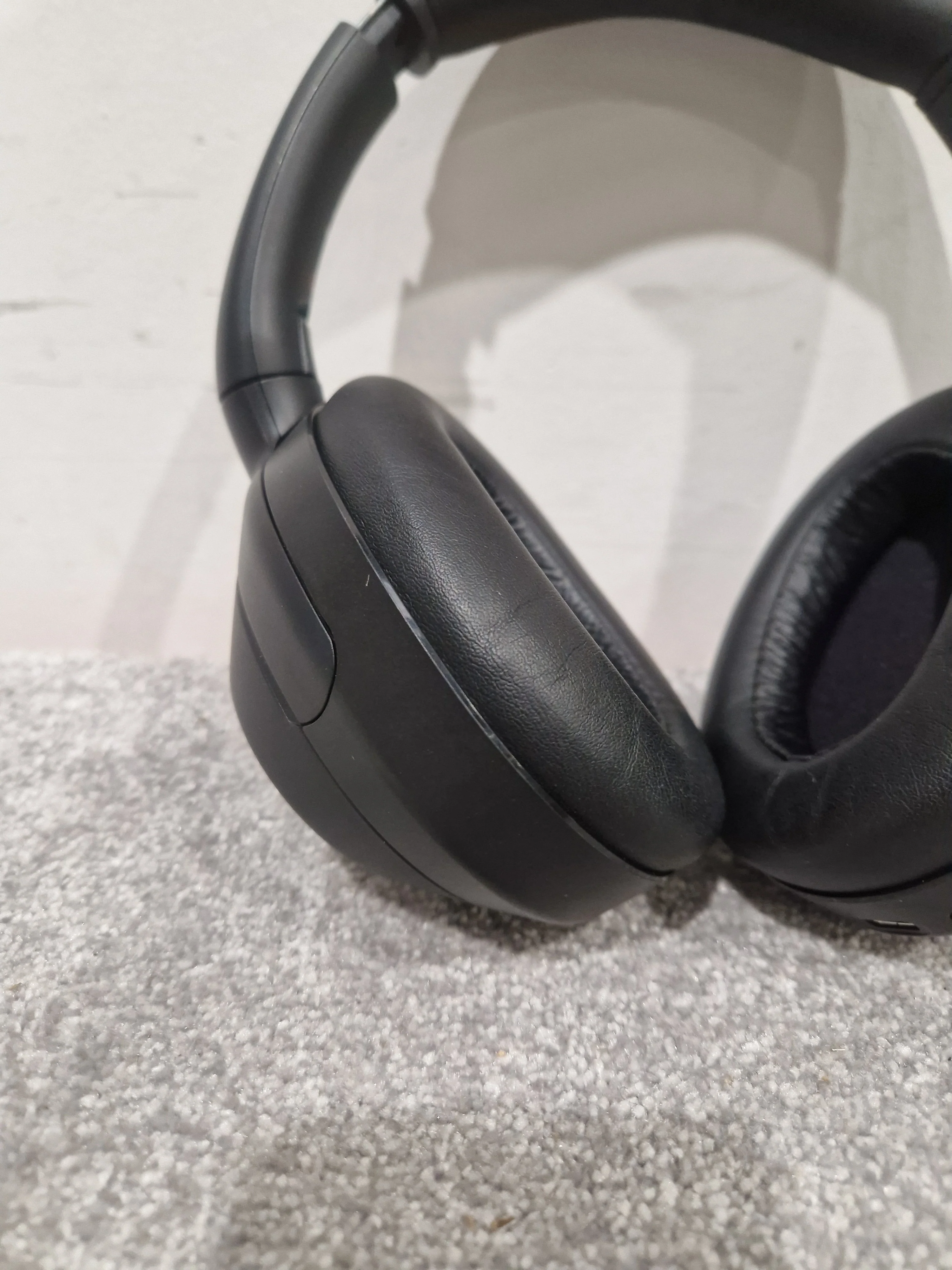 Sony Wh-1000xm Black Headphones - Noise Cancelling - Excellent w/ Hard Case - Image 3