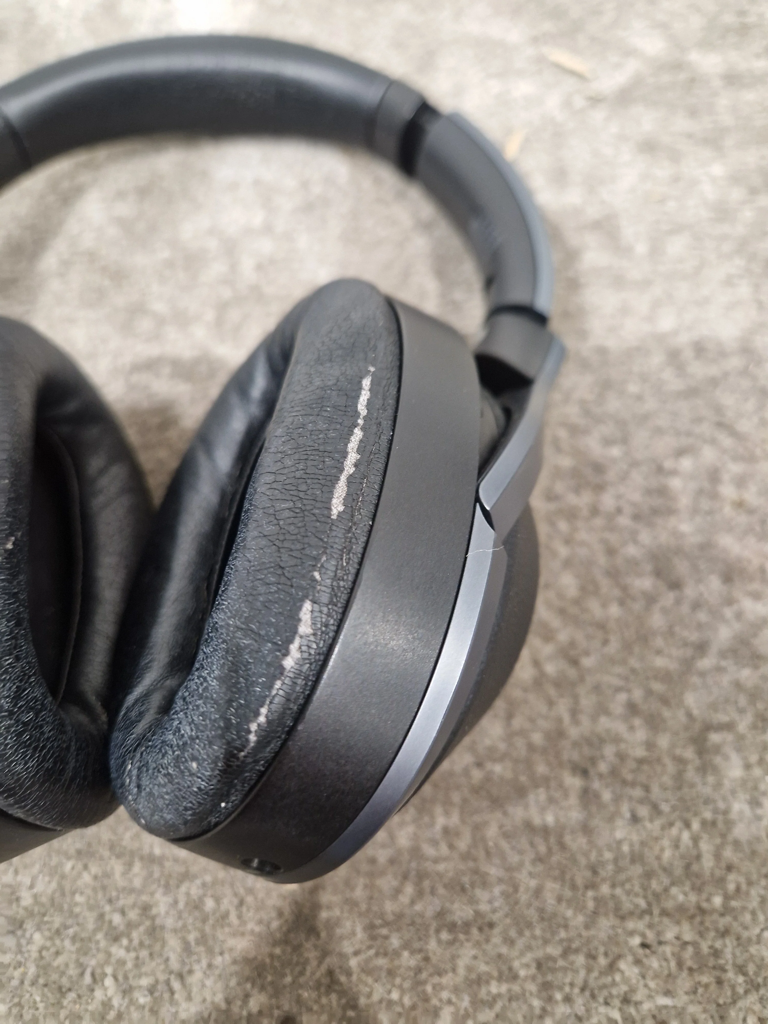 Sony WH-1000XM2 - Noise Cancelling Headphones - Black - Excellent w/ Soft Case & Cables - Image 3
