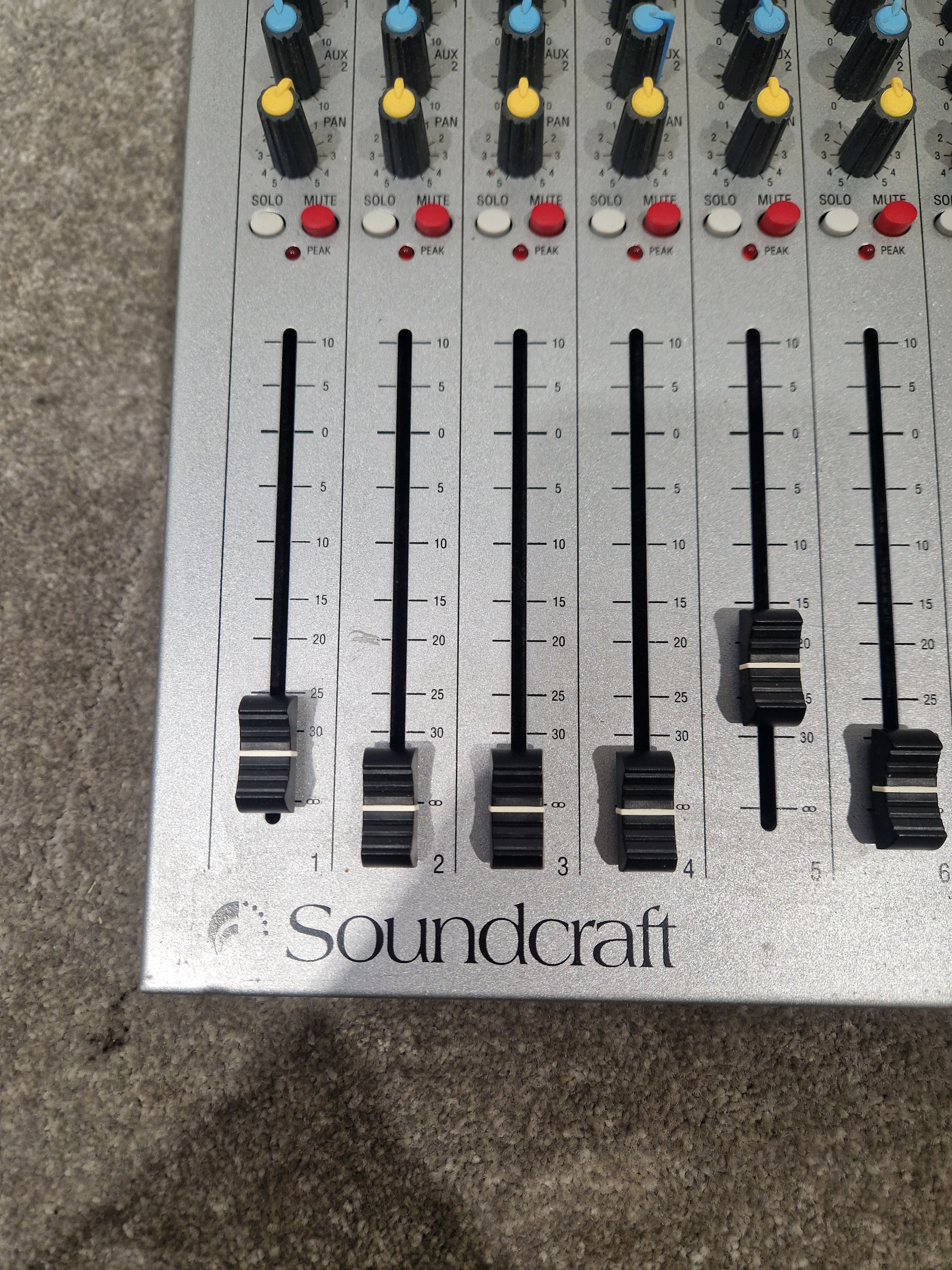 Soundcarft Spirit E8 - 8-Channel Mixer, Compact Design - Excellent w/ Power Supply - Image 6