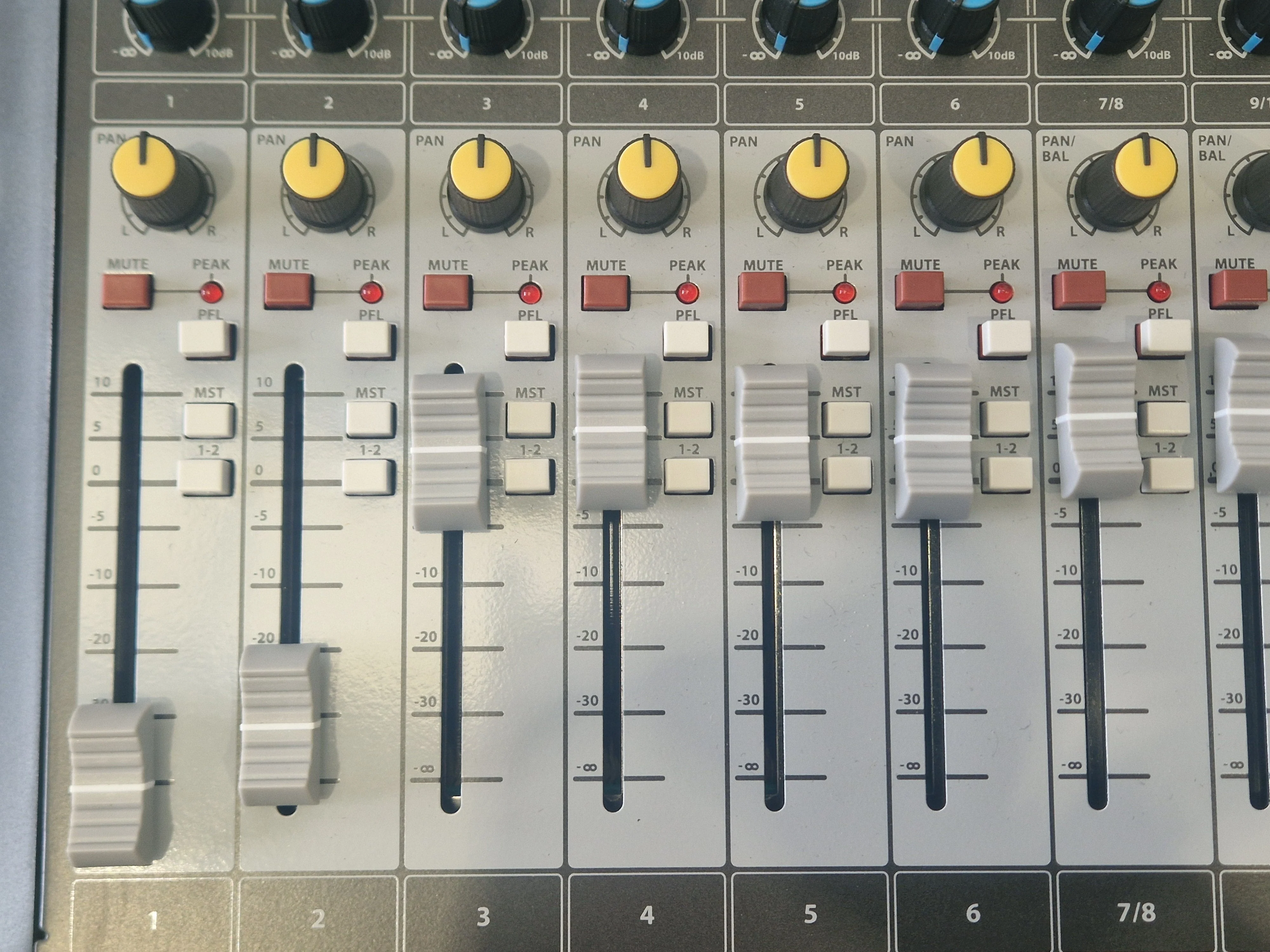 Soundcraft Signature MT12 Analog Mixer w/ Gator Gig Bag – 12 Channels, Built-In FX - Mint - Image 3