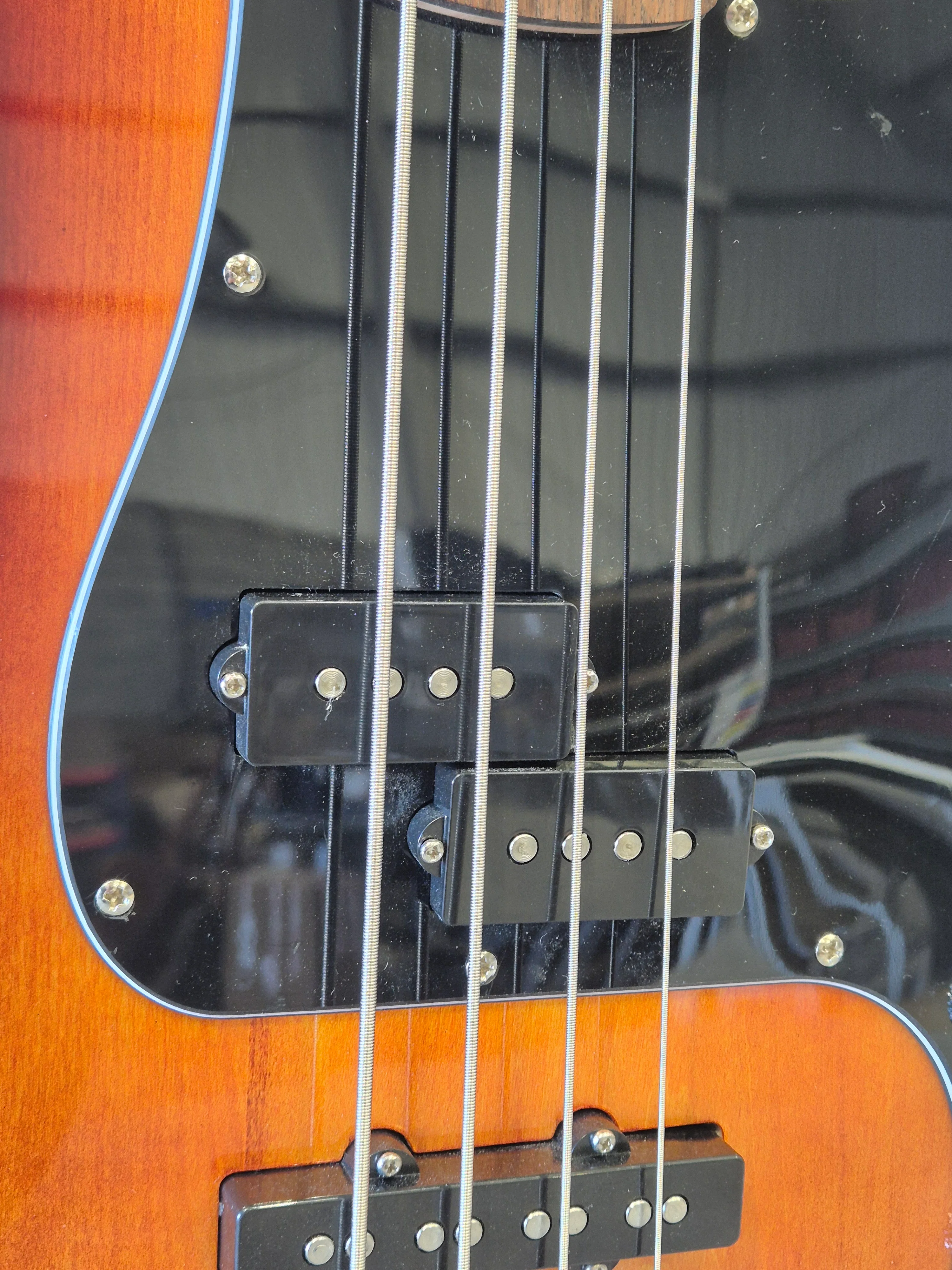 Squier Affinity Precision Bass PJ - 4-string Bass Guitar - Sunburst w/ Soft Gig Bag - Image 4