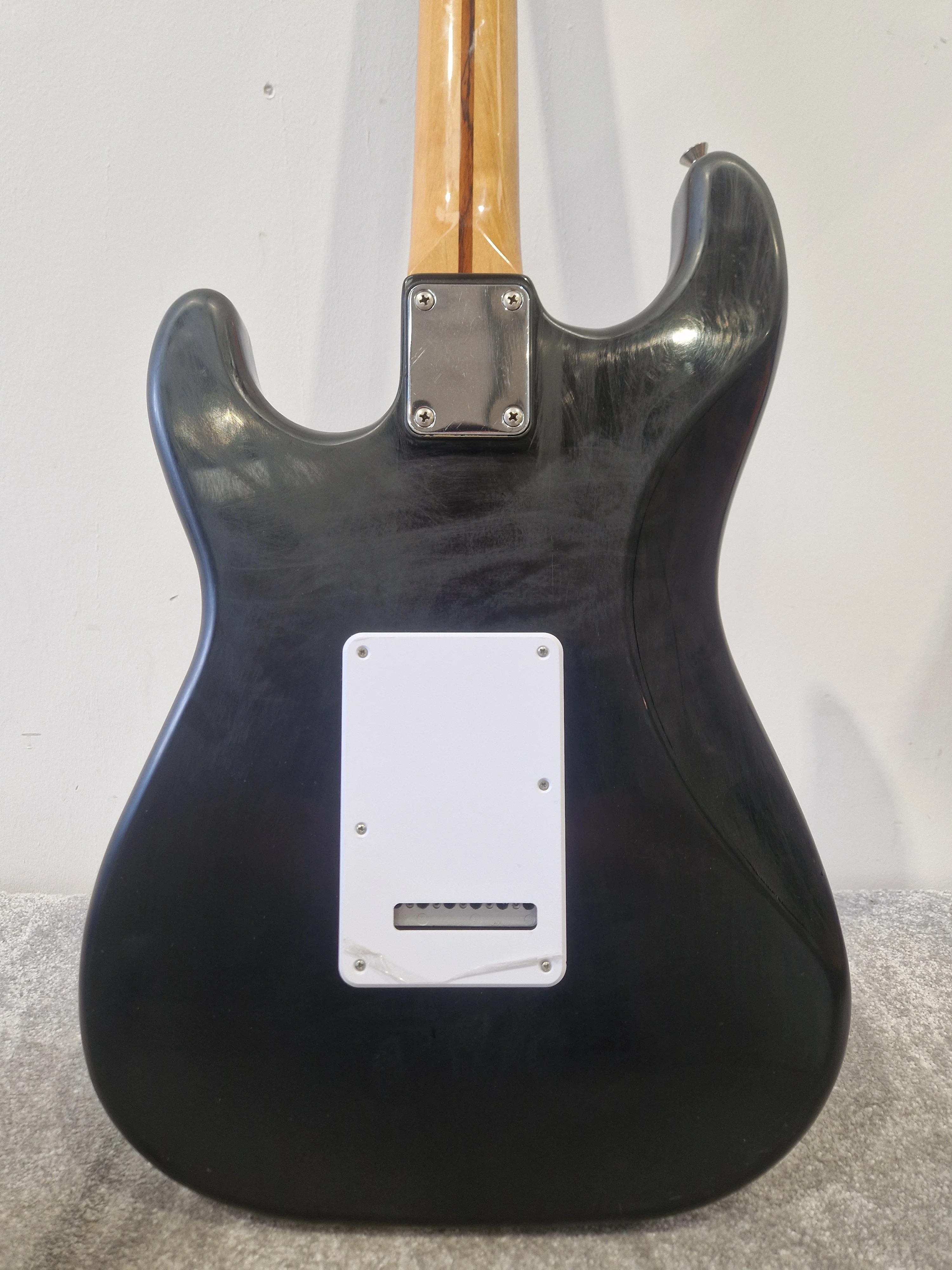 Fender Squier Korean Stratocaster 1987 Electric Guitar  – Naturally Distressed Finish - Good - Image 4