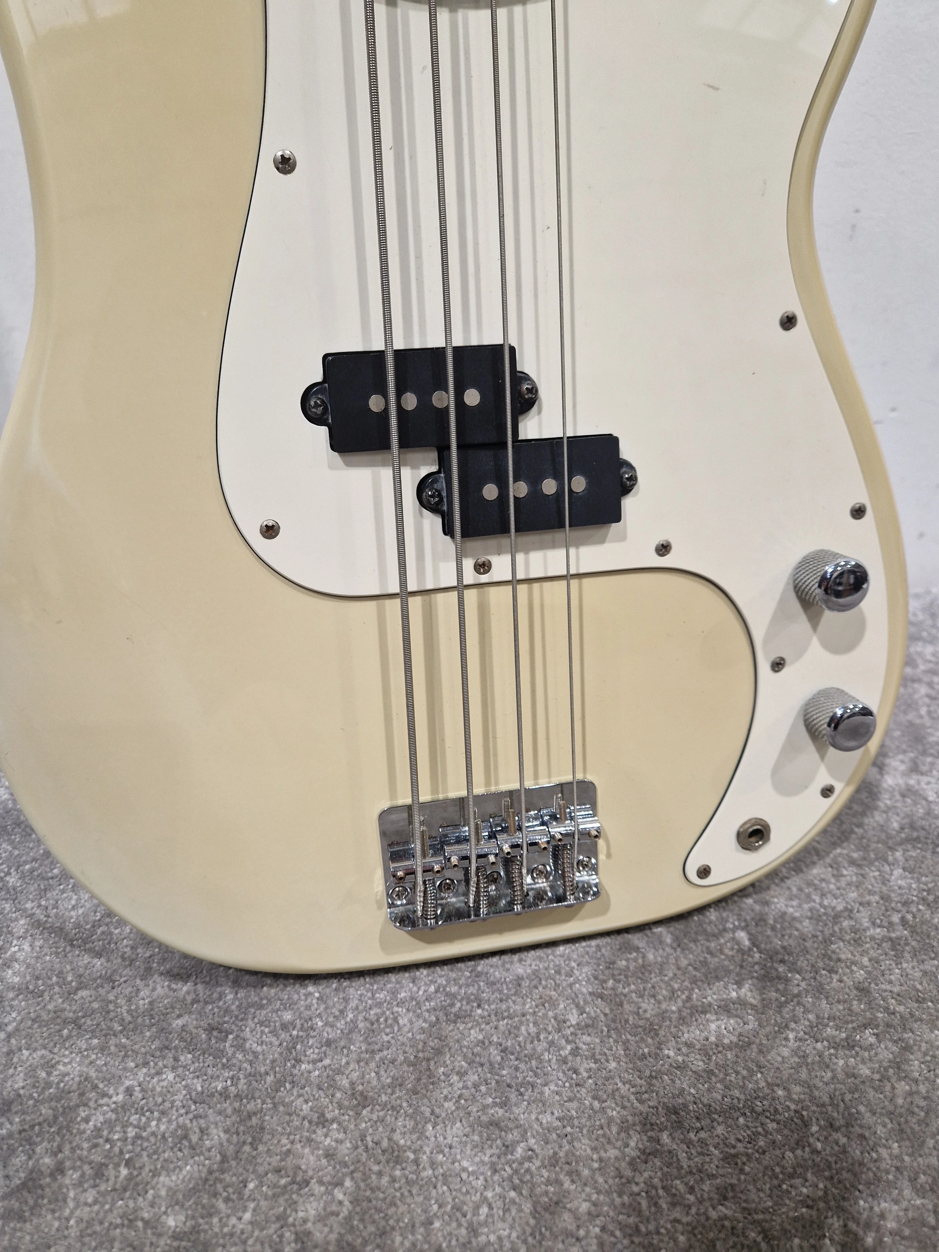 Squier Precision Bass - 4 String, White, Made in Korea Serial Number: S1004338 - Excellent - Image 8