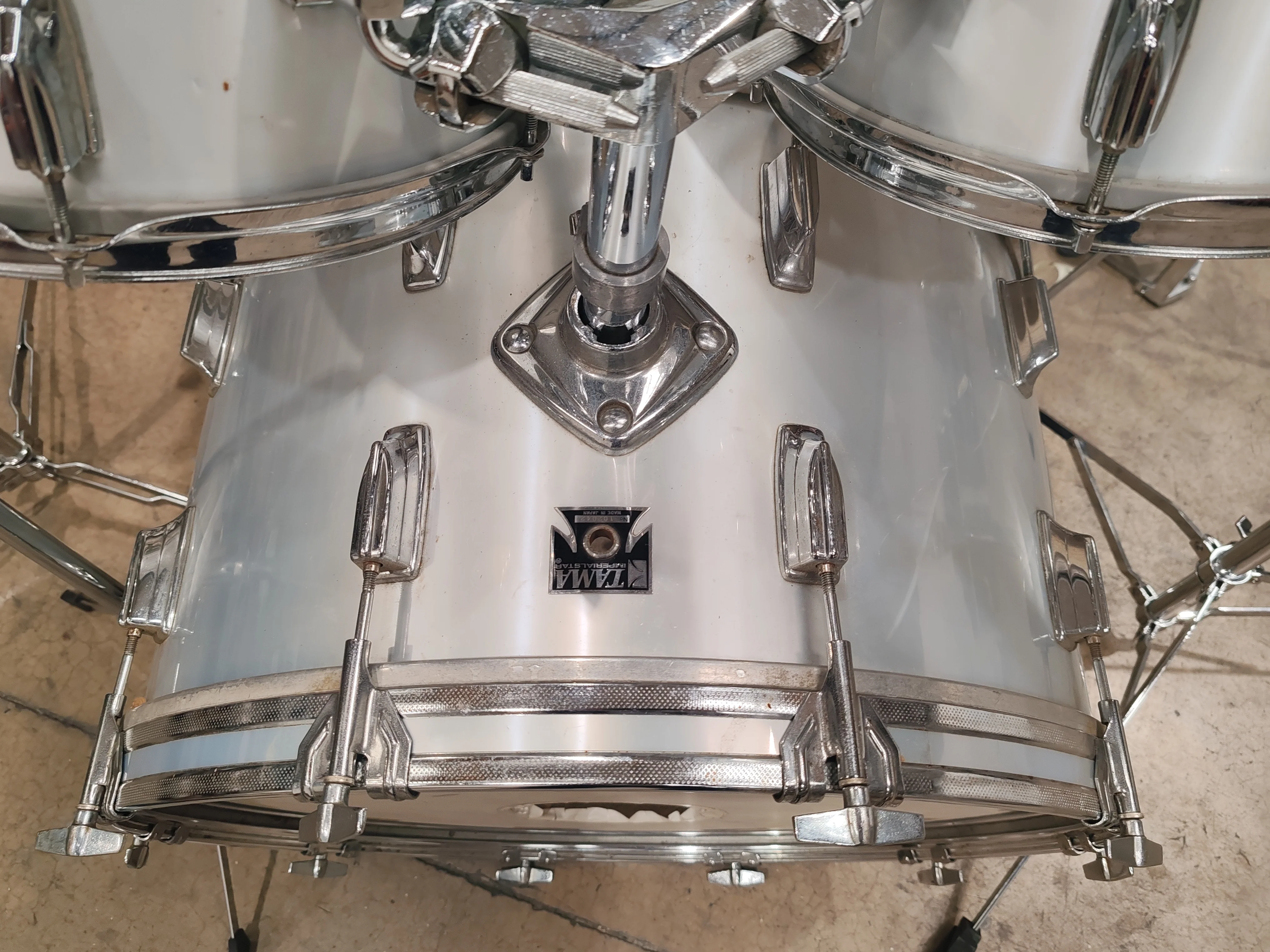 Tama Imperialstar 5 Piece Drumkit with 4 Piece Cymbal Set and Cowbell - Silver - Image 5