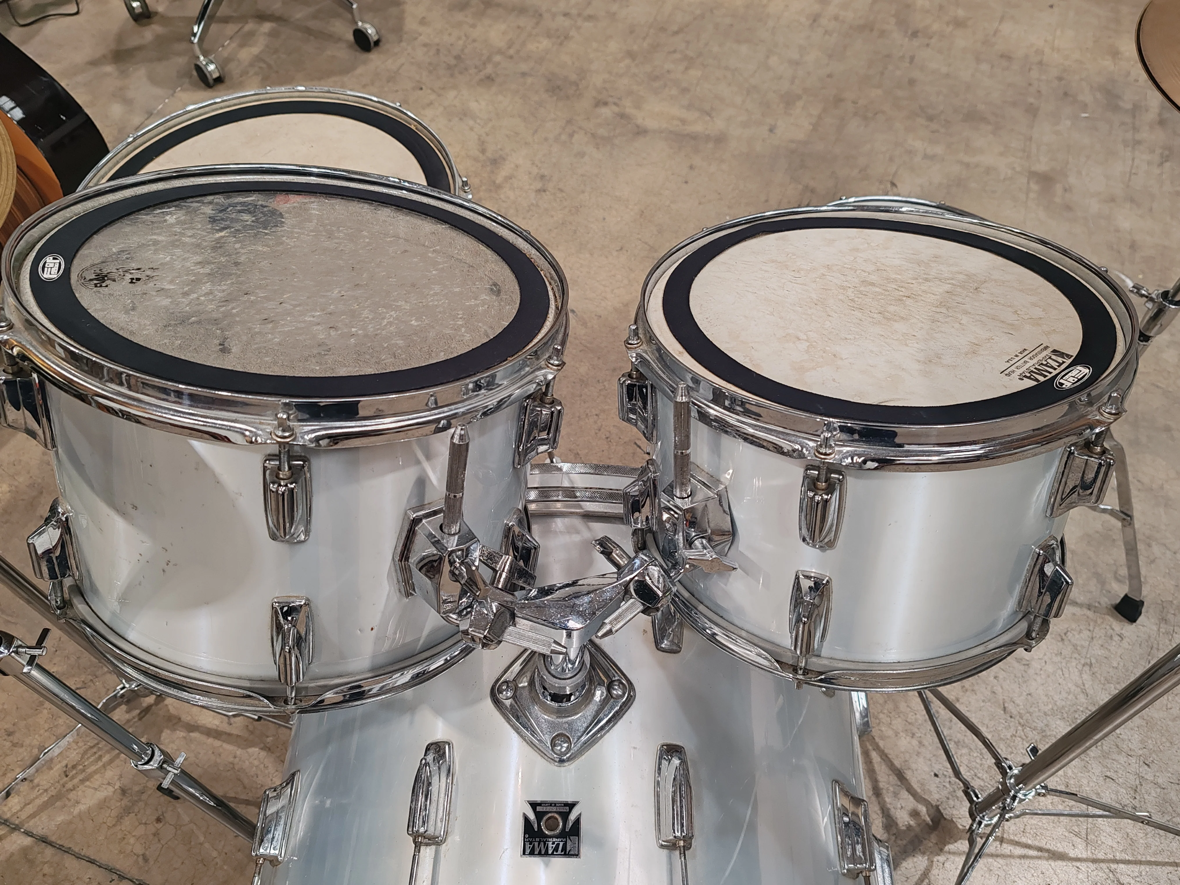 Tama Imperialstar 5 Piece Drumkit with 4 Piece Cymbal Set and Cowbell - Silver - Image 8