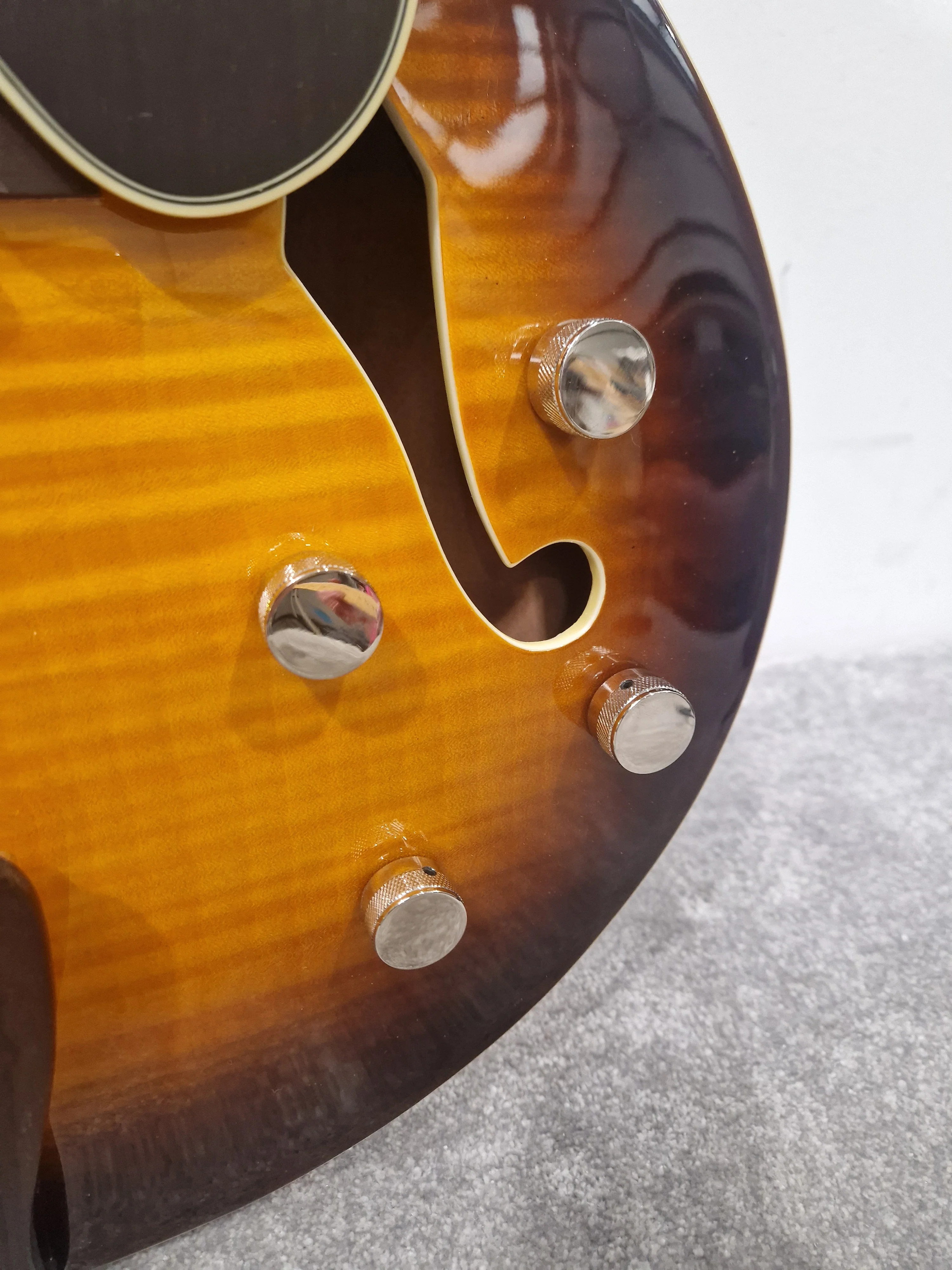 Tanglewood TSB49 - Solid Top Electric Semi Acoustic Guitar - Excellent - Image 4