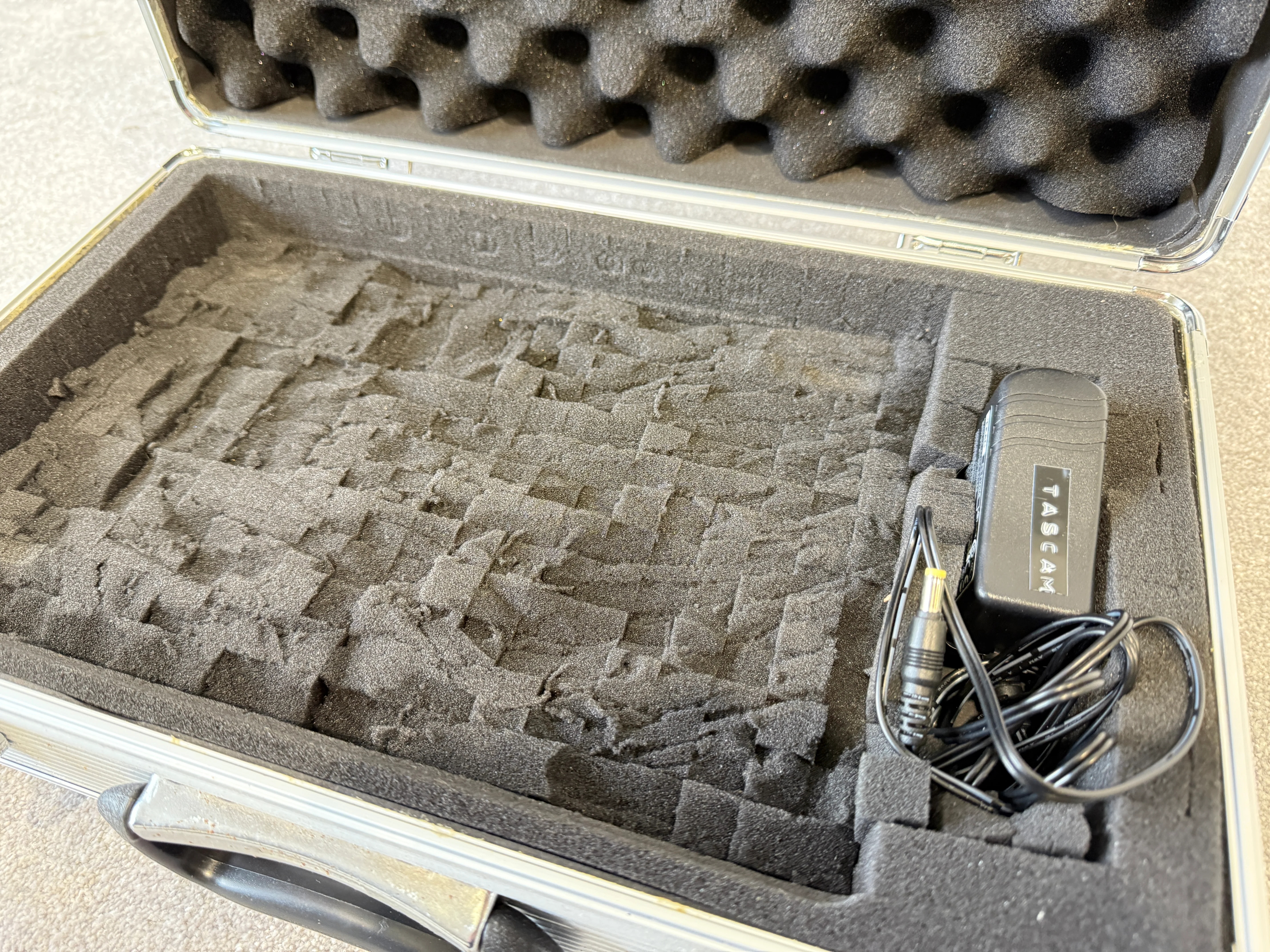Tascam DP-03SD Digital Portastudio / Mixer / Music Maker with Flight Case - Image 14