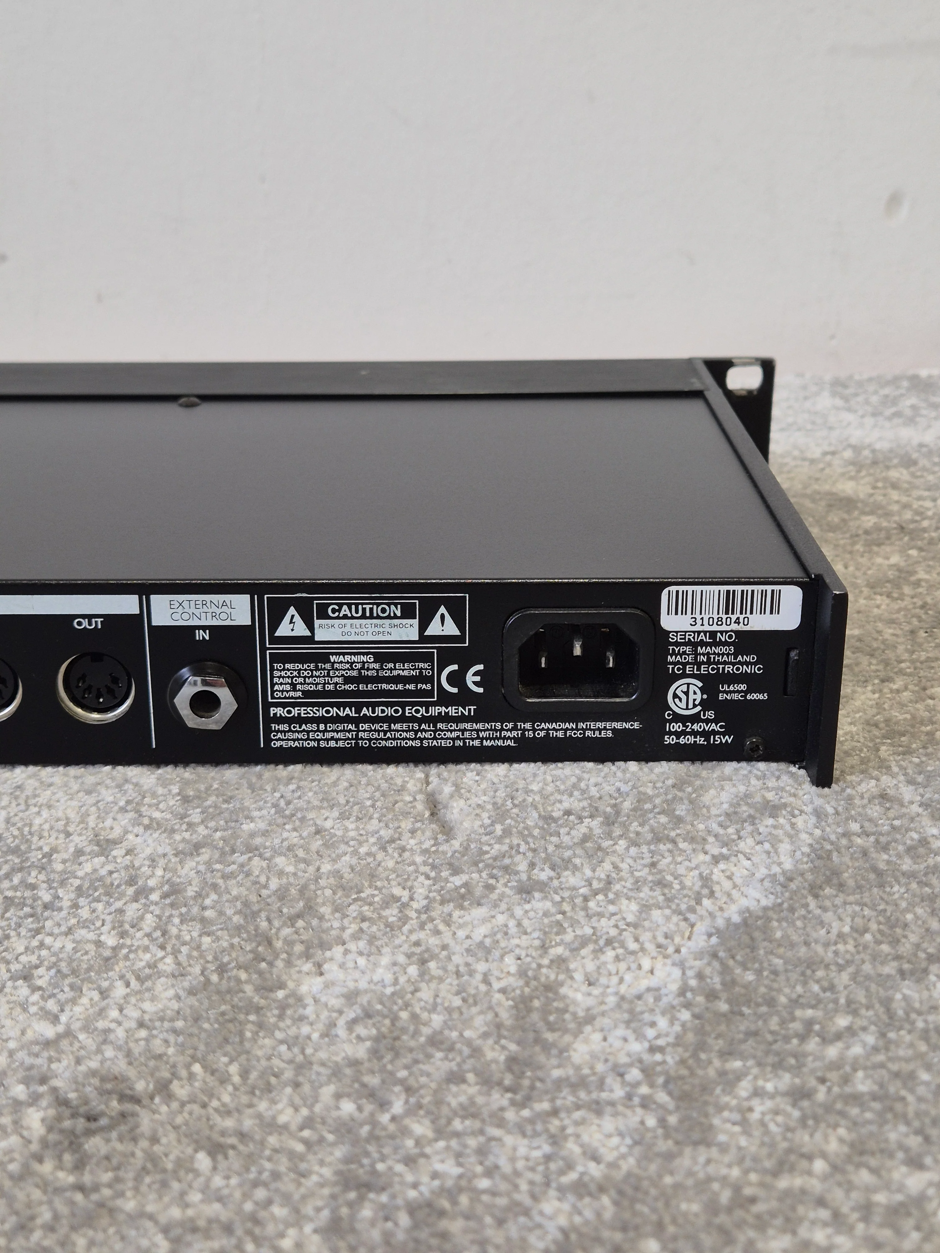 TC Electronic D-Two - Multi-Effects Processor, Digital Delay - Very Good w/ Original Box & Power Supply & Manuals - Image 9