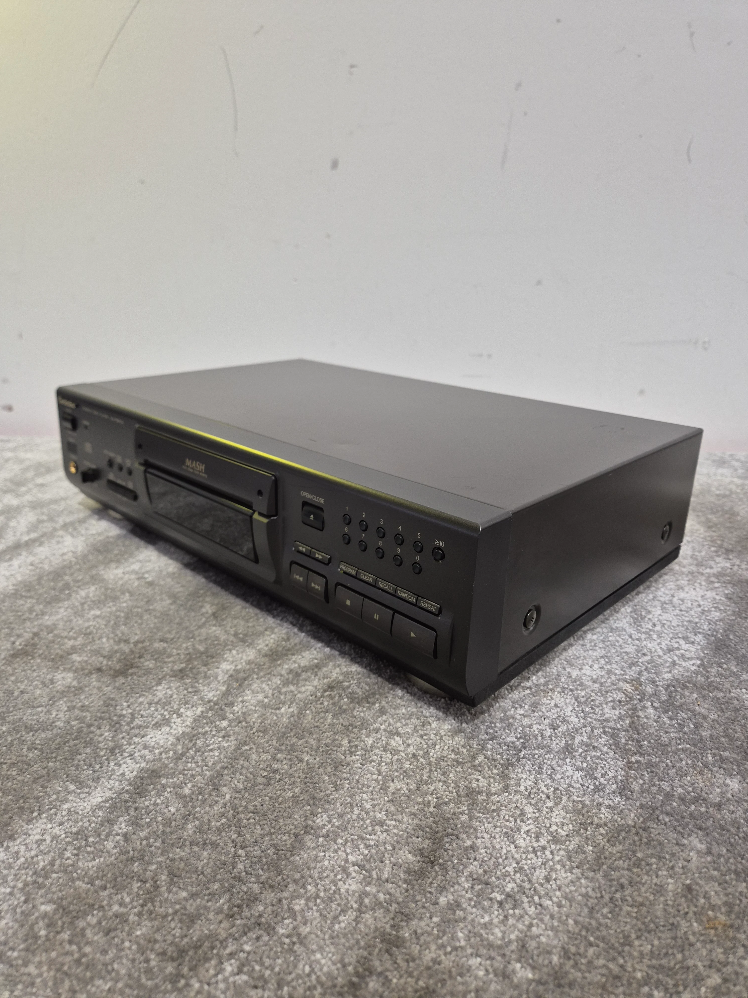 Technics SL-PS670A - High Fidelity CD Player - Excellent - Image 11