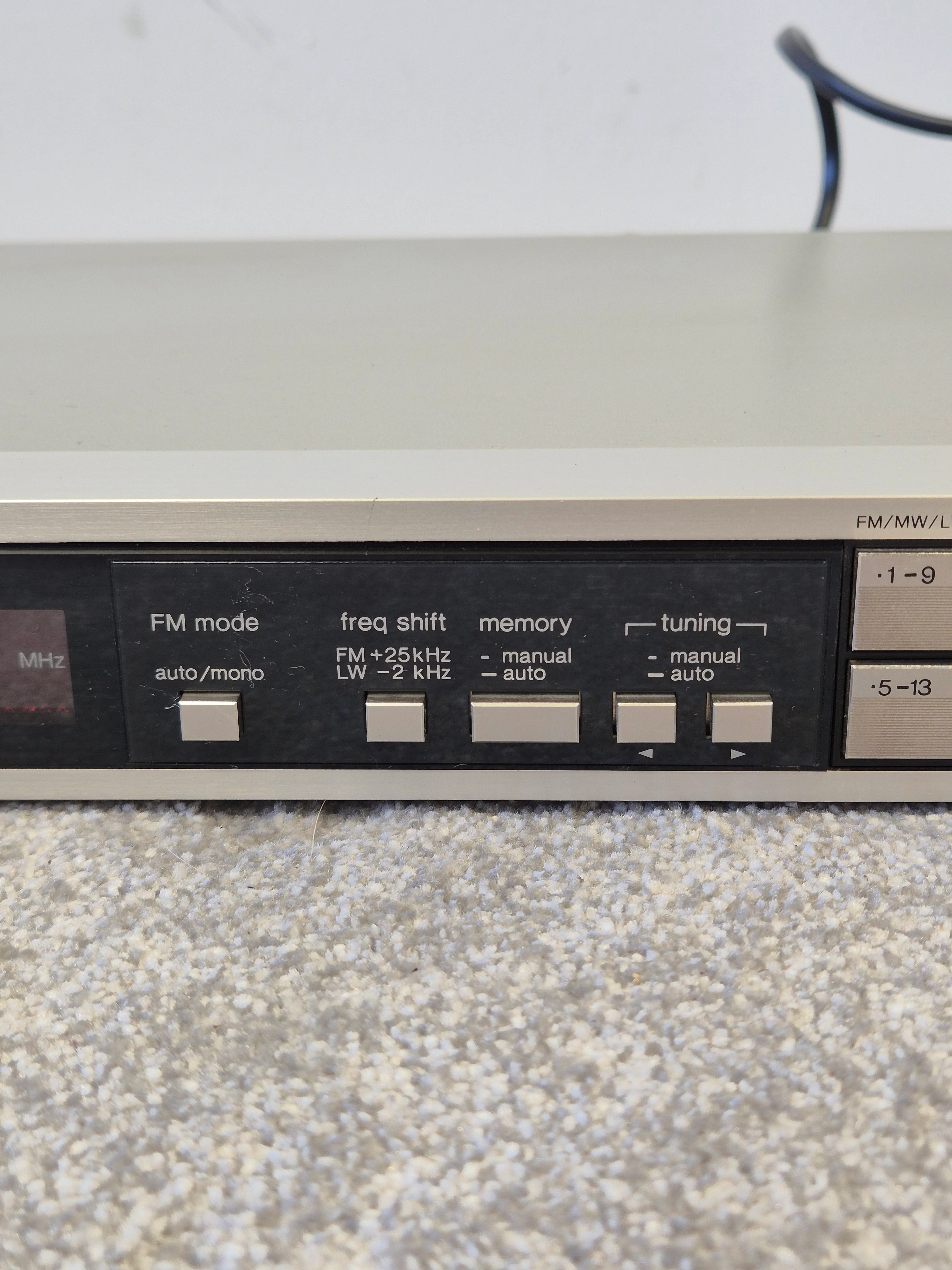 Technics ST-Z55L Quartz Synthesizer FM/MW/LW Stereo Tuner - Vintage Precision Tuning - Very Good w/ Original Box - Image 4