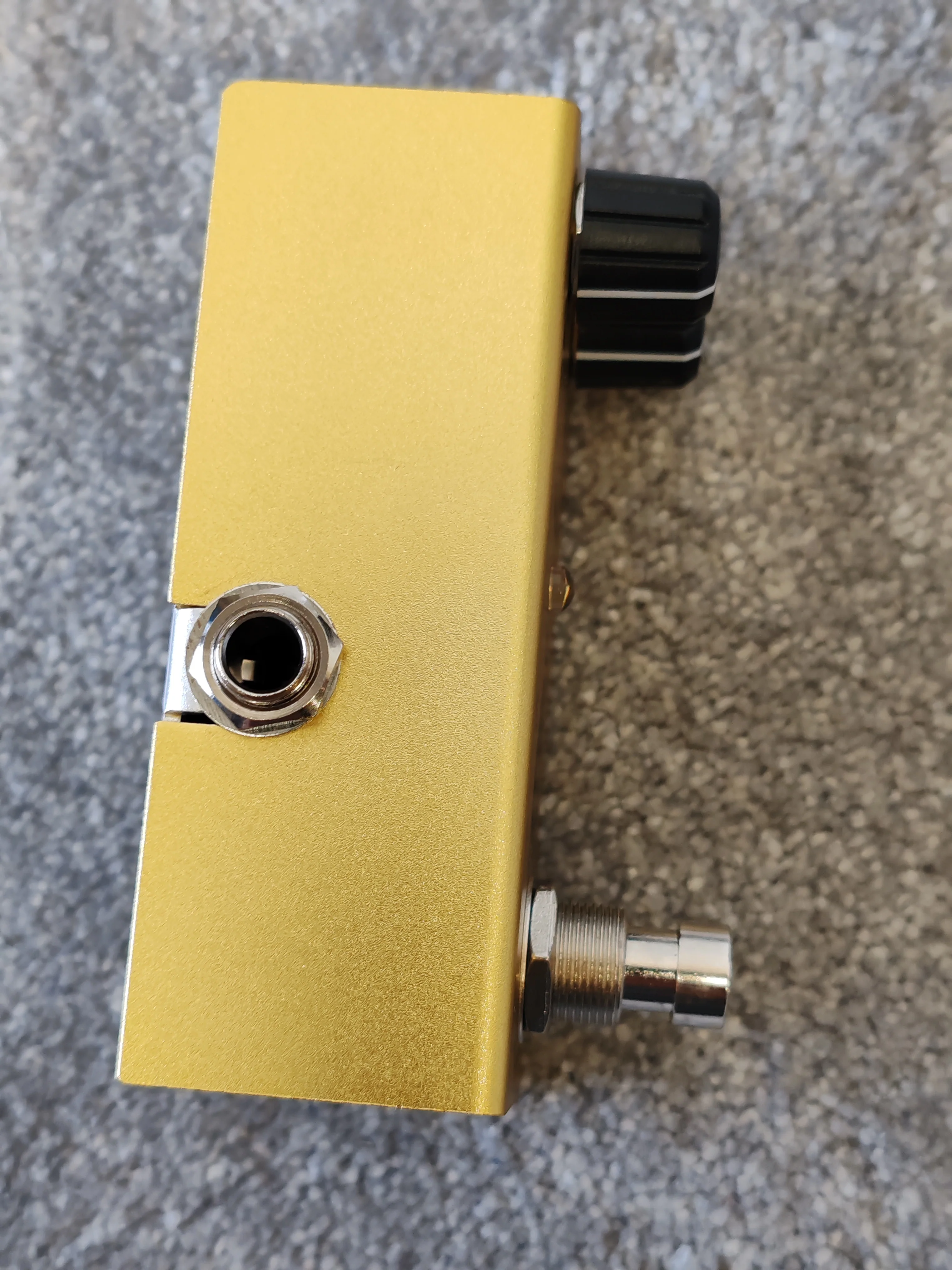 Tremolo Effects Pedal - True Bypass - Gold - Image 4
