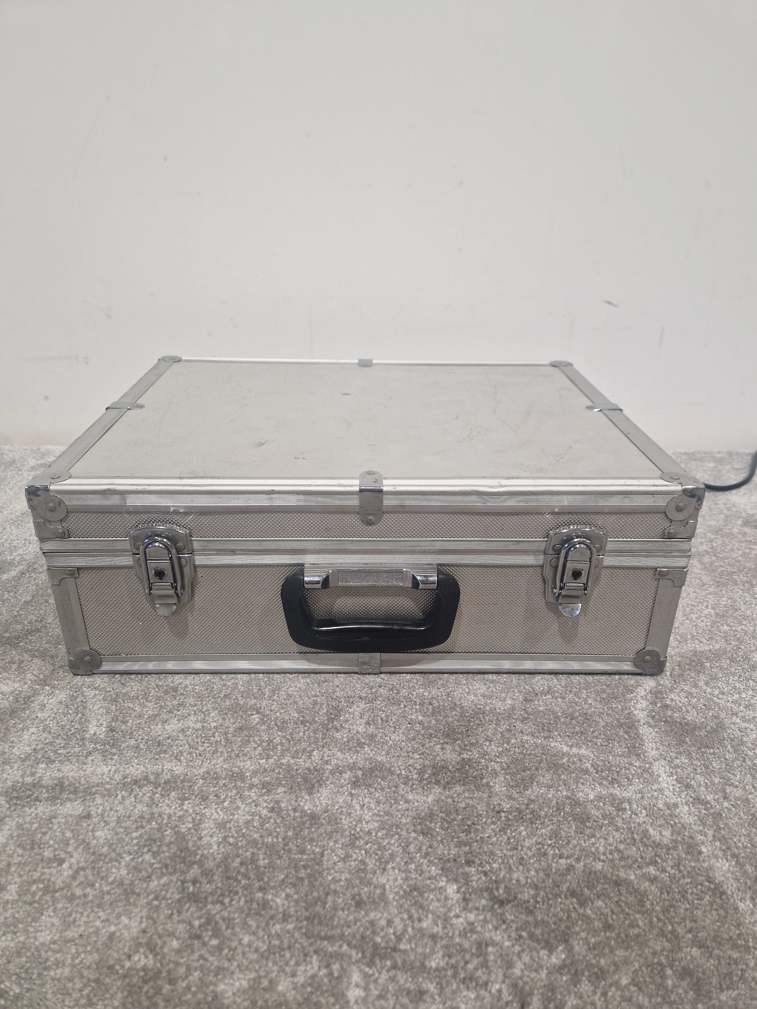 Unbranded Metal Flightcase – 48cm x 36cm x 10cm, Hard Shell Storage Case – Good - Image 2