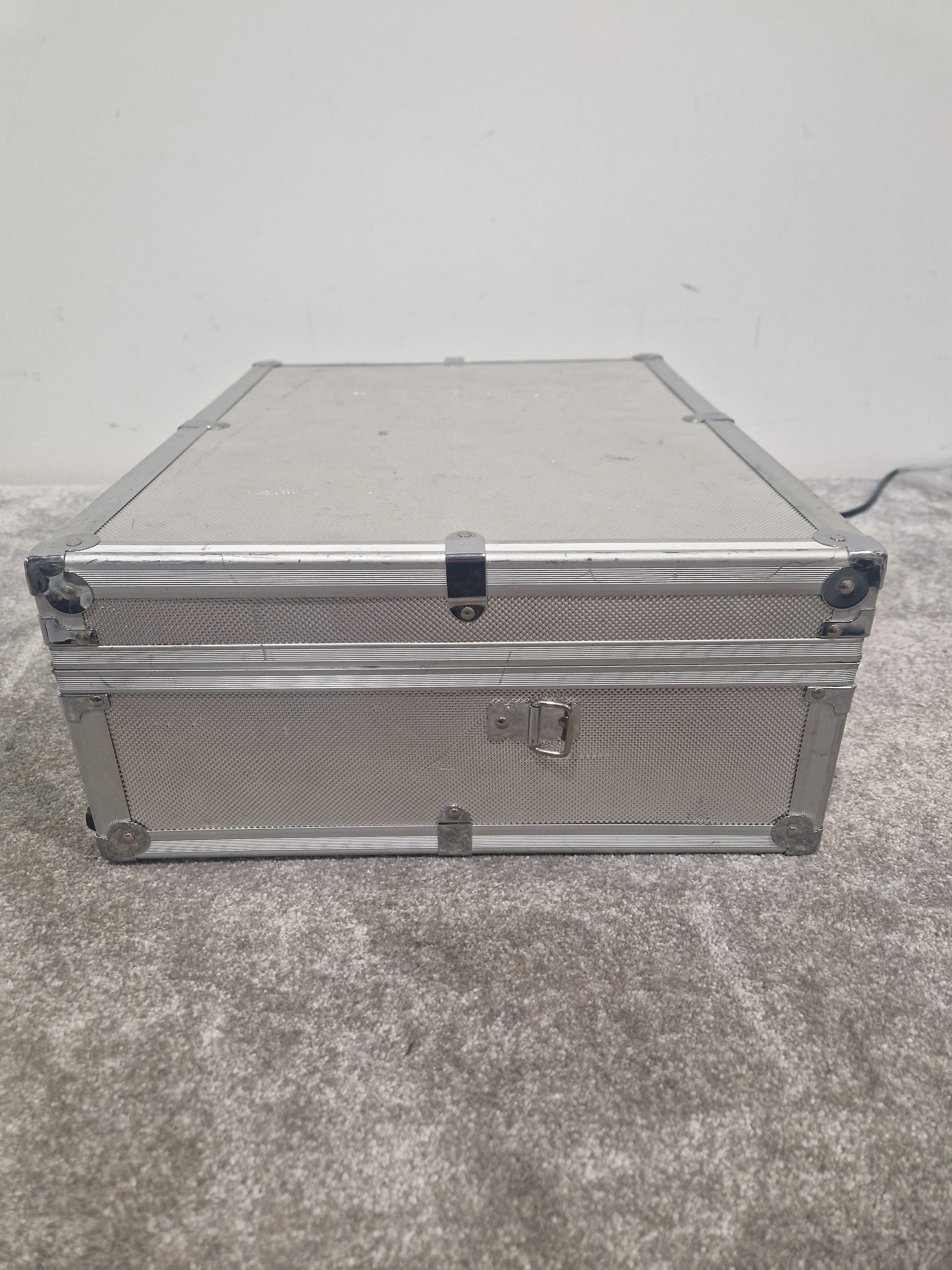 Unbranded Metal Flightcase – 48cm x 36cm x 10cm, Hard Shell Storage Case – Good - Image 5