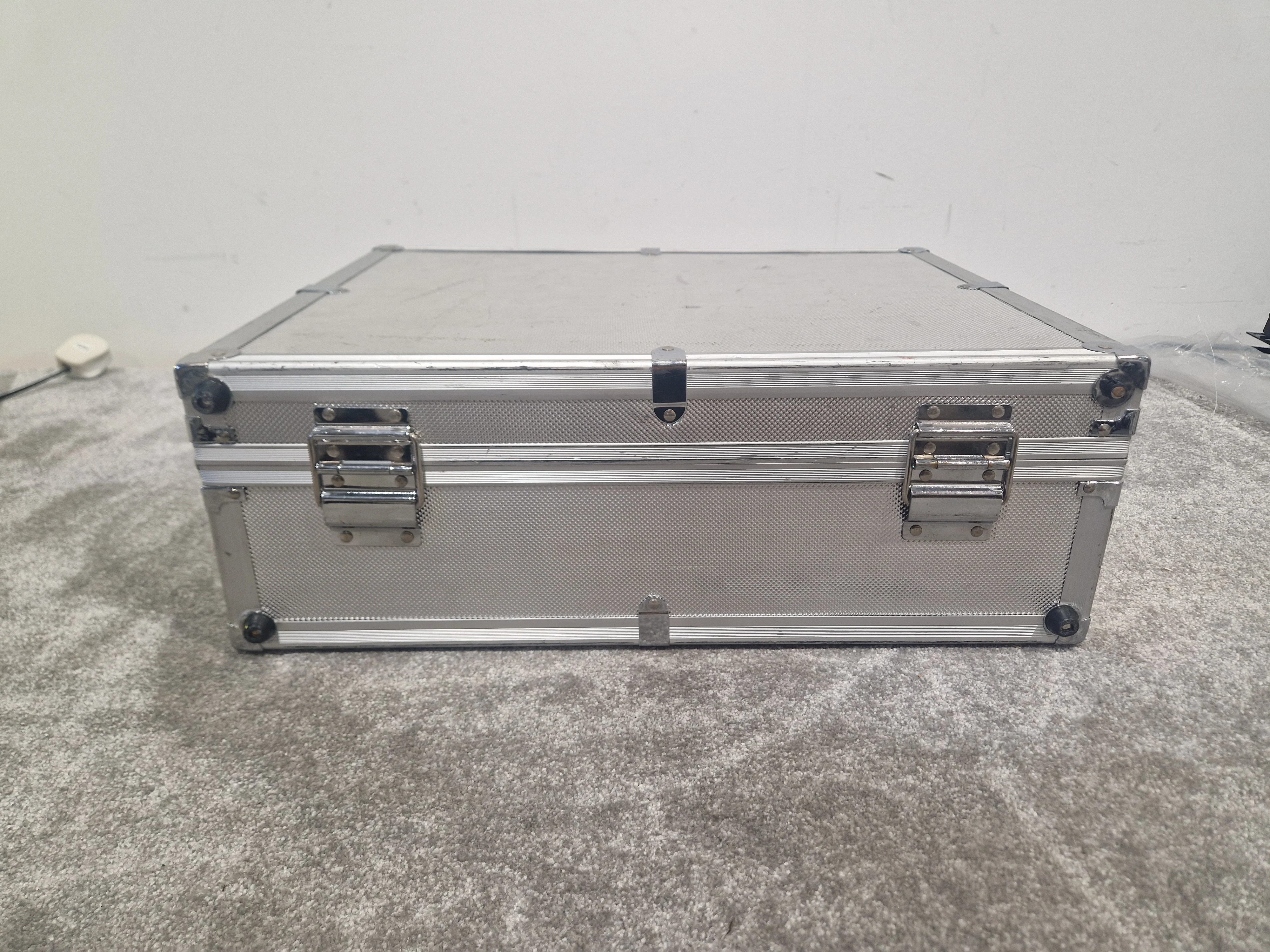 Unbranded Metal Flightcase – 48cm x 36cm x 10cm, Hard Shell Storage Case – Good - Image 6