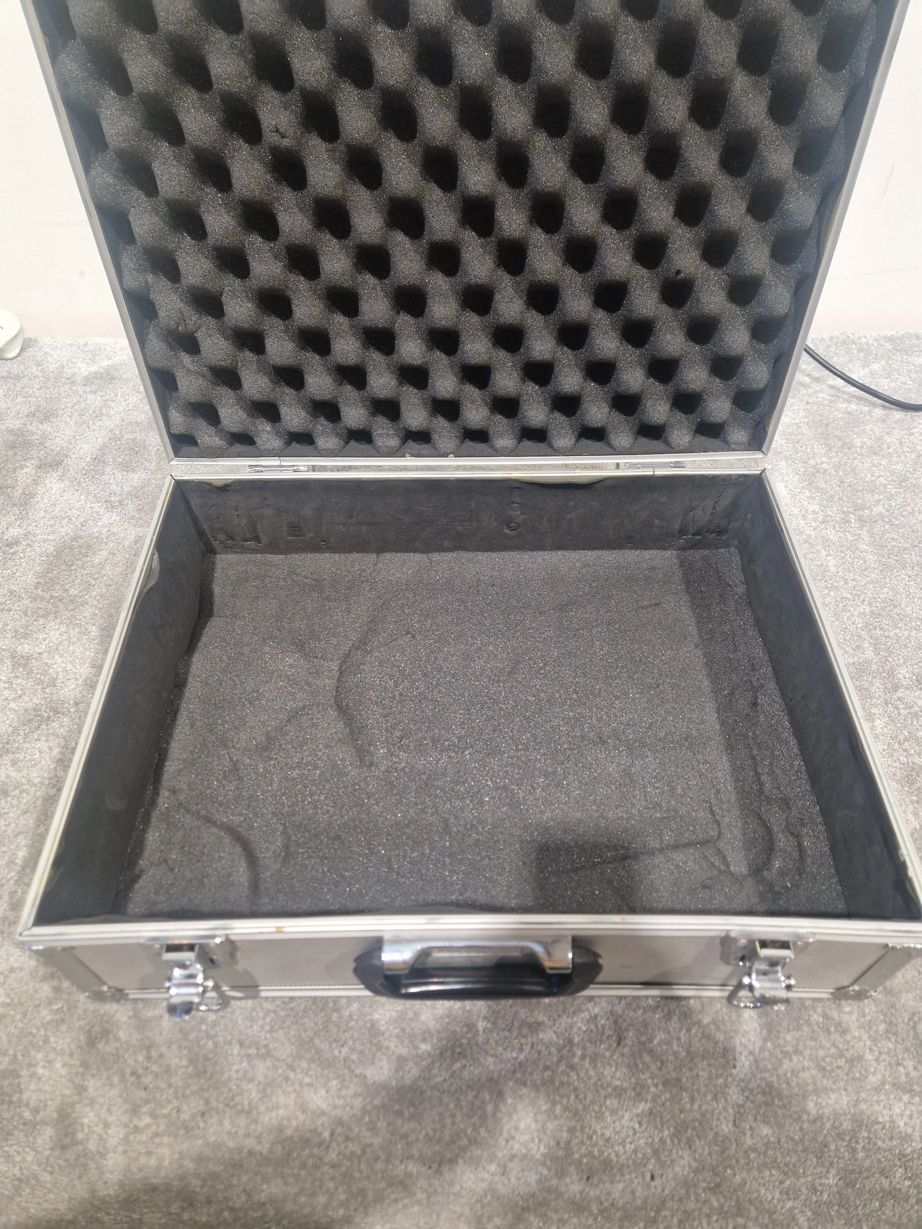 Unbranded Metal Flightcase – 48cm x 36cm x 10cm, Hard Shell Storage Case – Good - Image 7