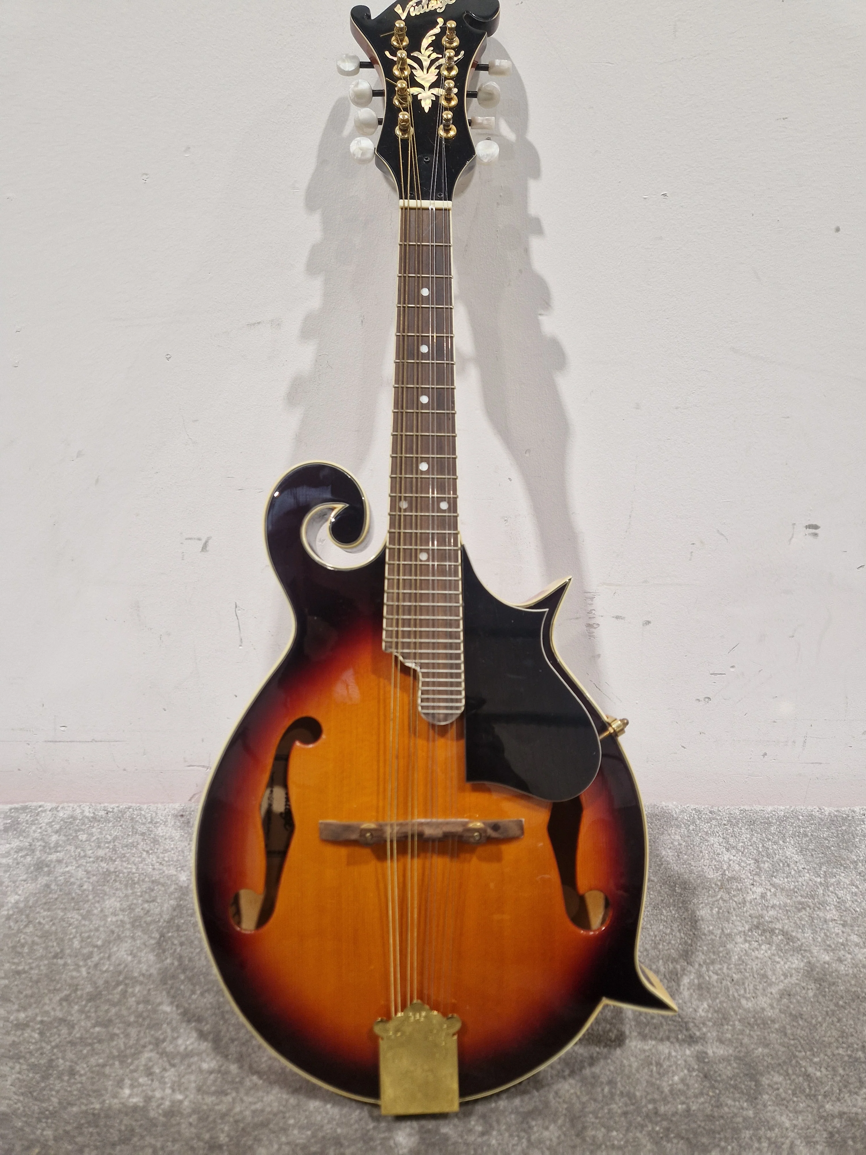 Vintage VFM300F - Mandolin - Sunburst - Excellent w/ Hard Case - Image 10