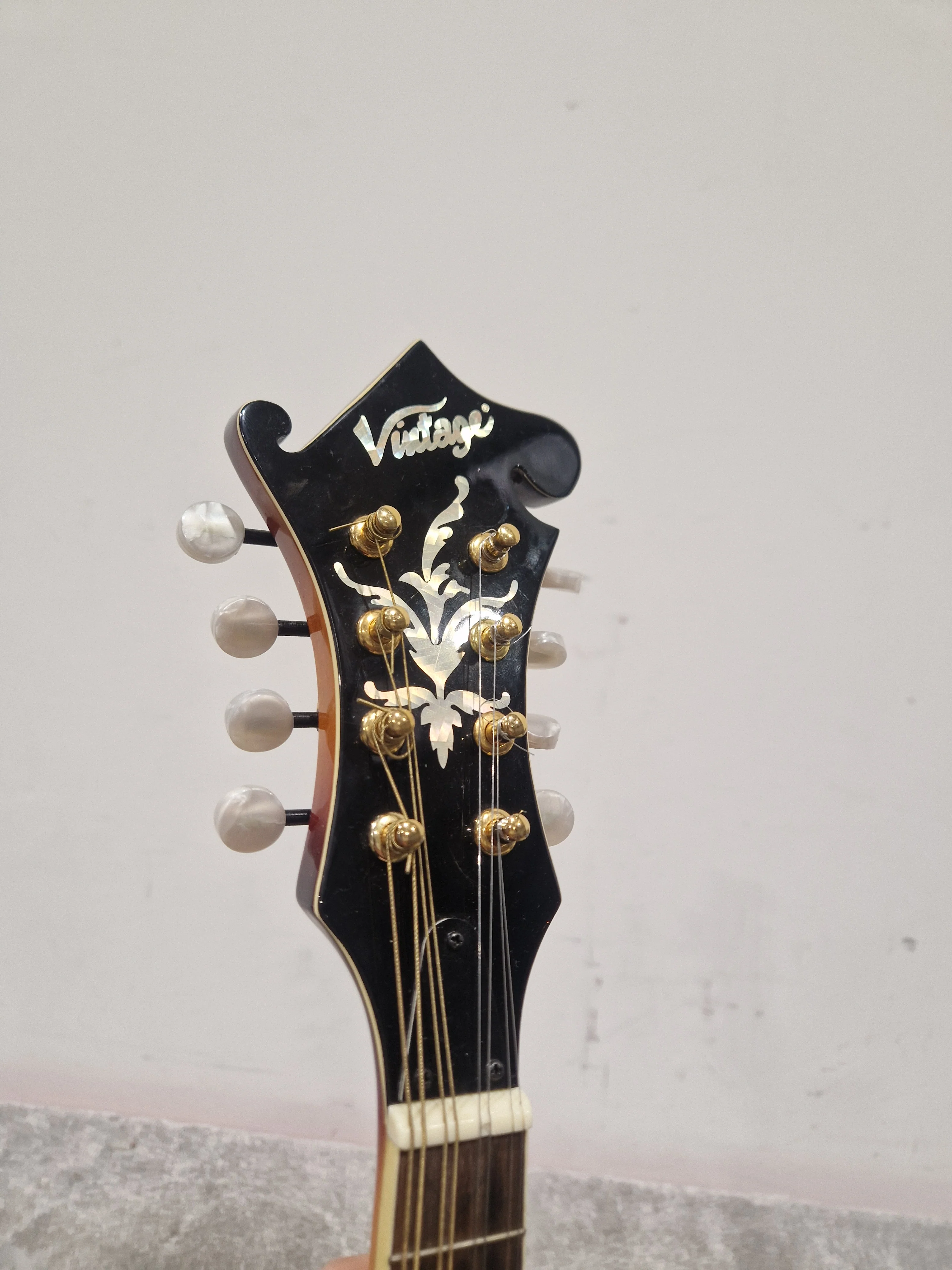 Vintage VFM300F - Mandolin - Sunburst - Excellent w/ Hard Case - Image 3
