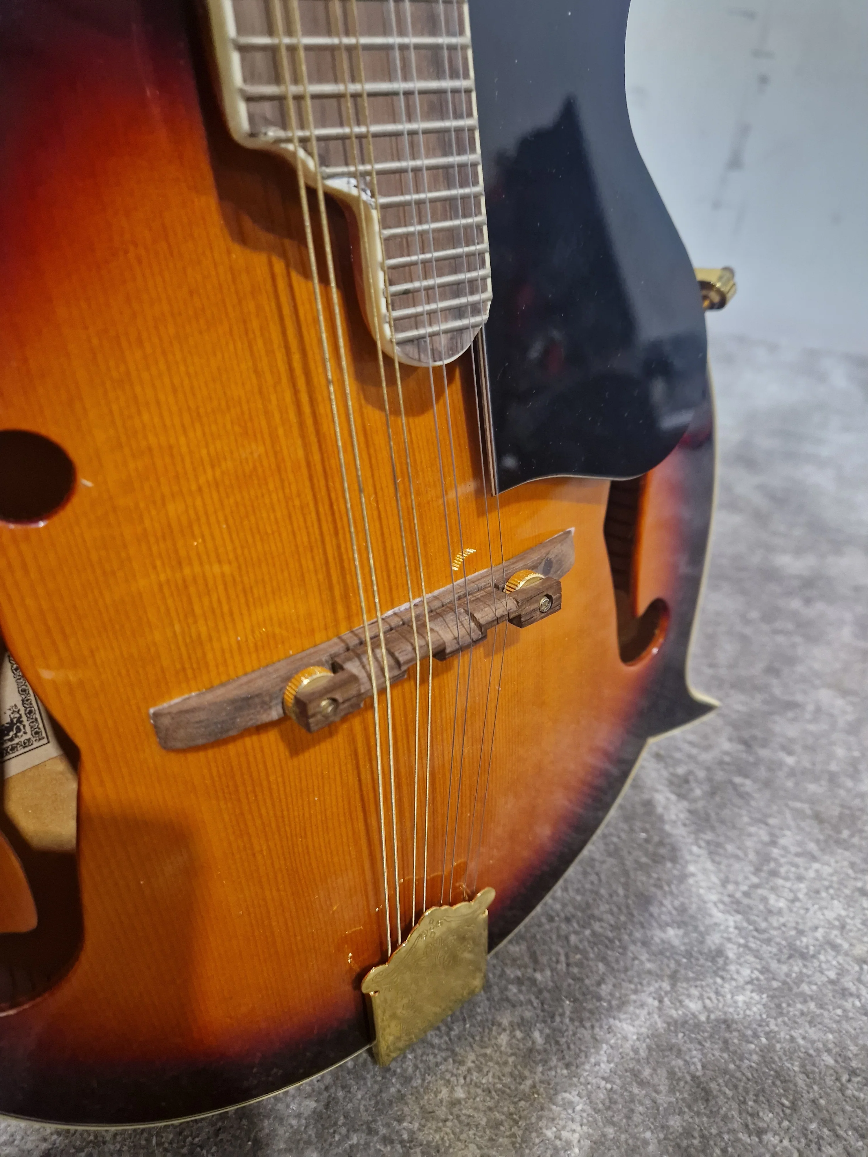 Vintage VFM300F - Mandolin - Sunburst - Excellent w/ Hard Case - Image 4