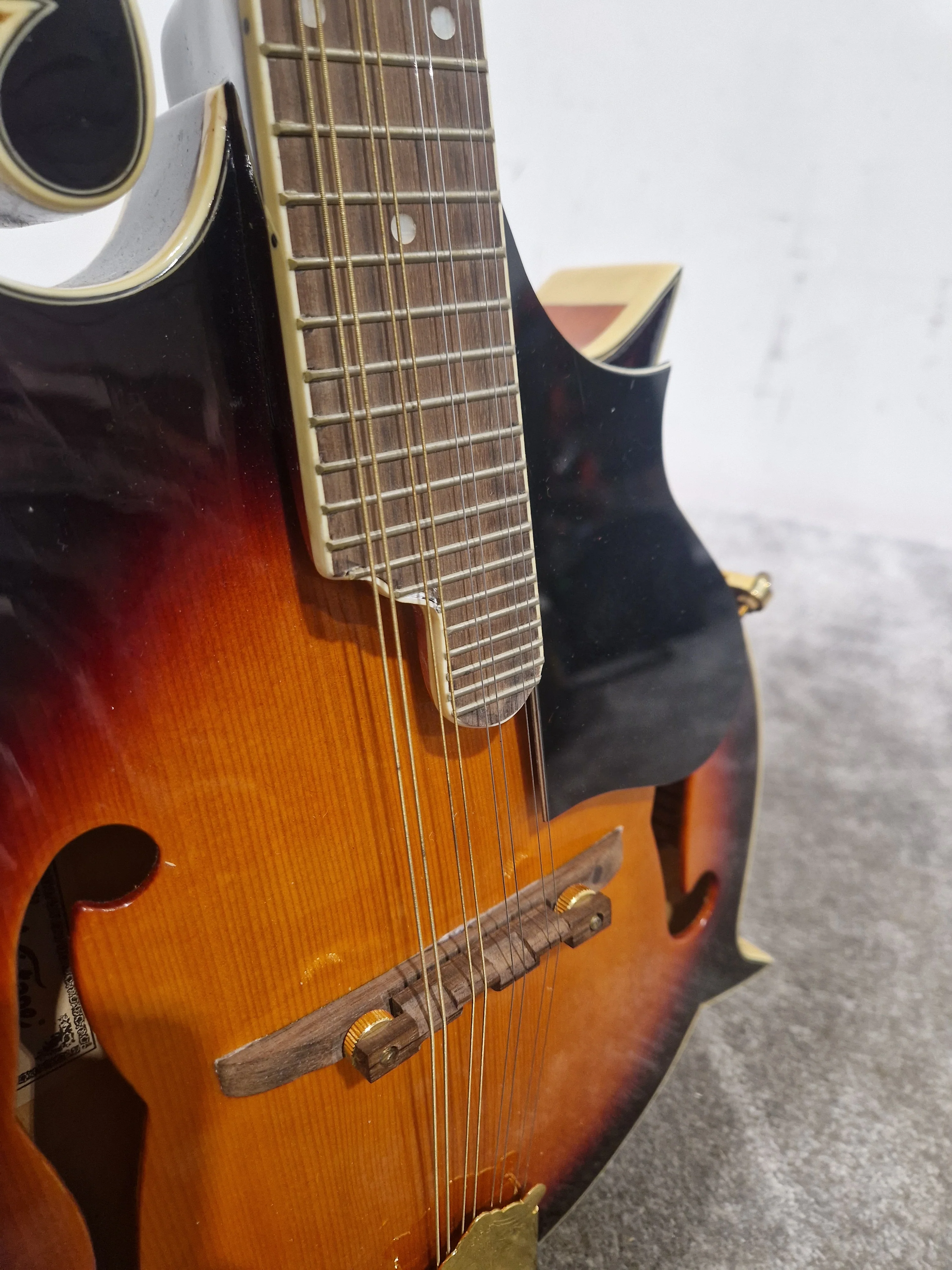 Vintage VFM300F - Mandolin - Sunburst - Excellent w/ Hard Case - Image 5