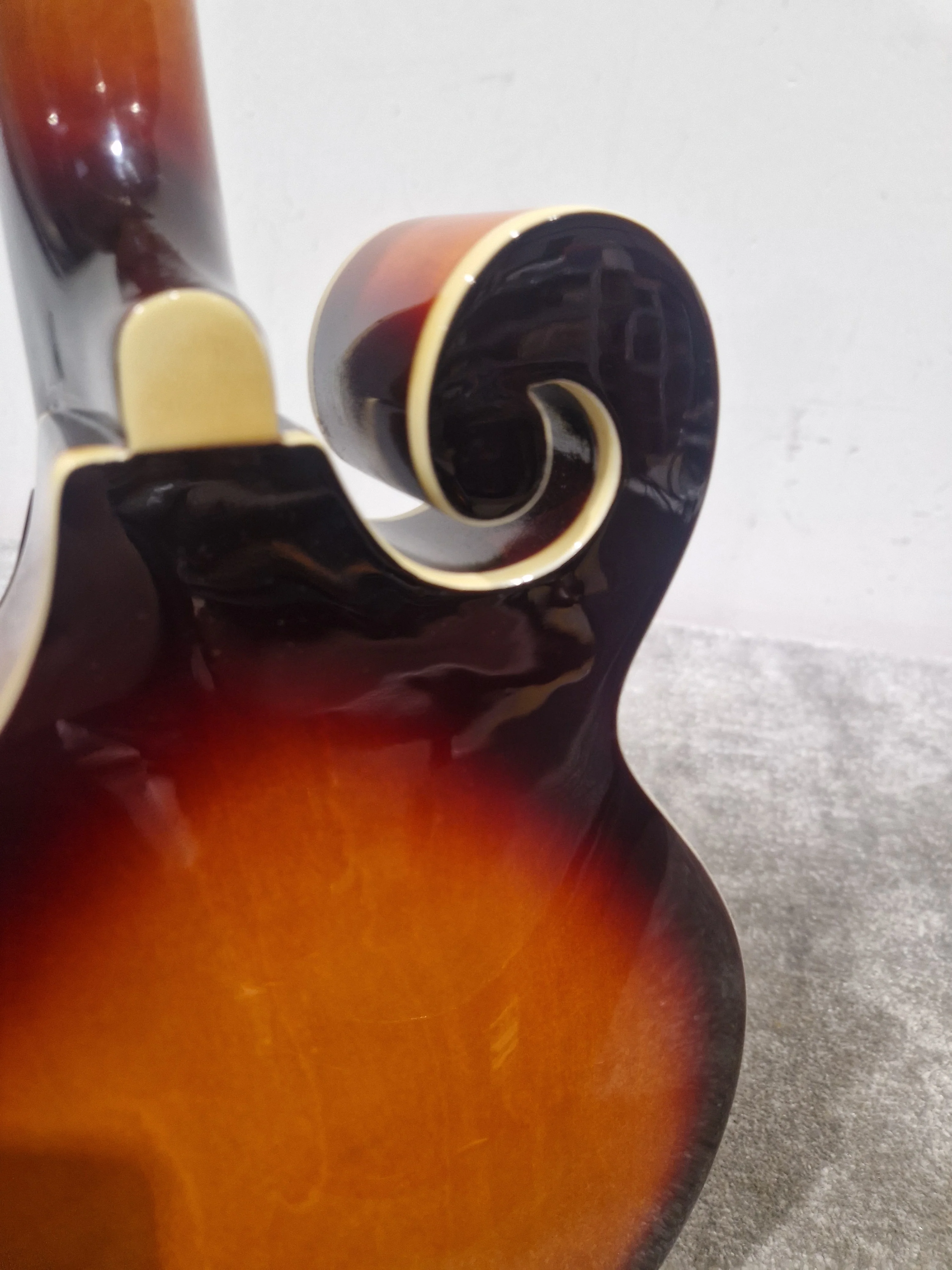 Vintage VFM300F - Mandolin - Sunburst - Excellent w/ Hard Case - Image 7