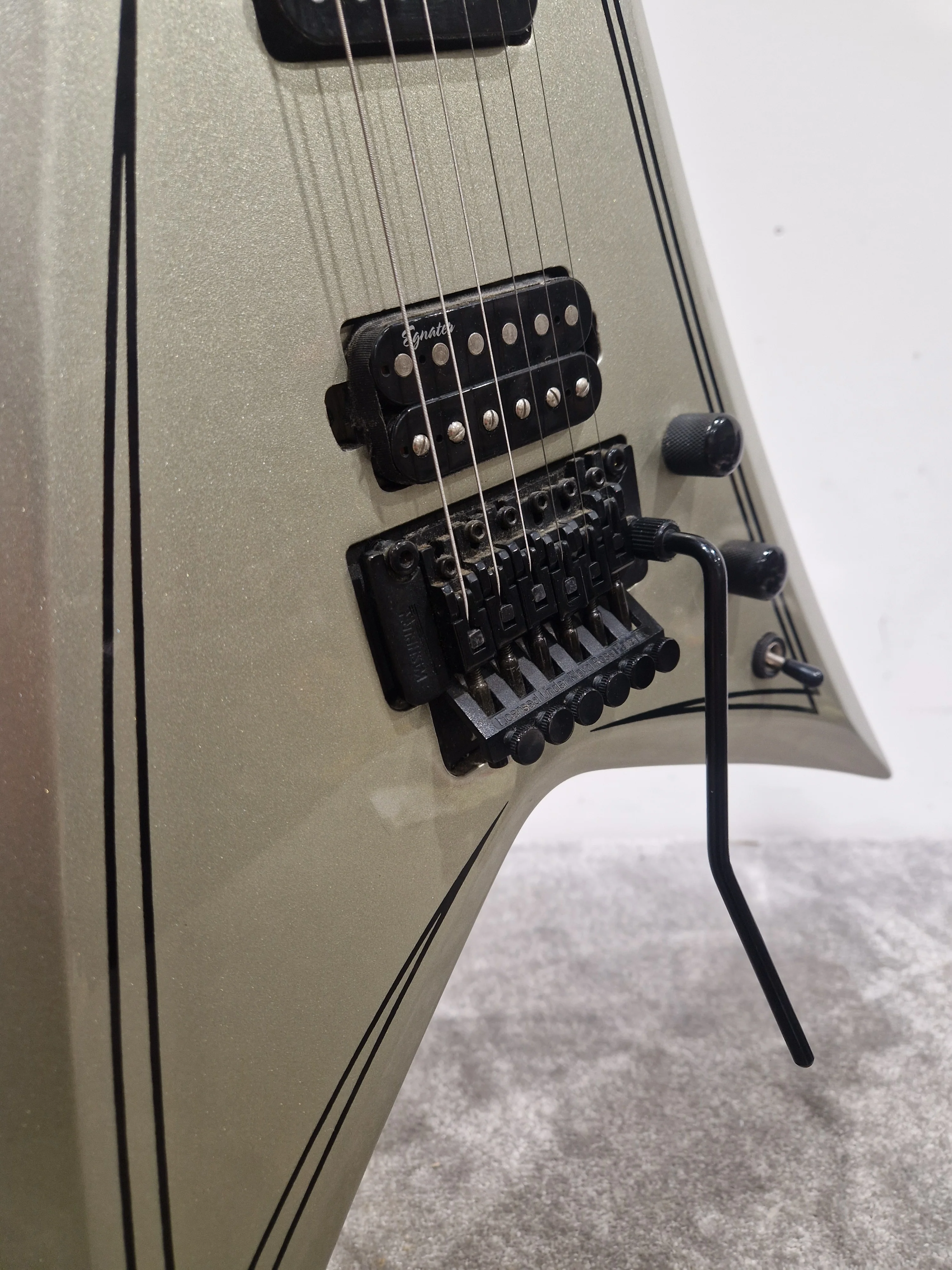 Washburn WV40 Vindicator Electric Guitar - Sleek Design - Excellent w/ Soft Case & Floyd rose Tremolo system - Image 11