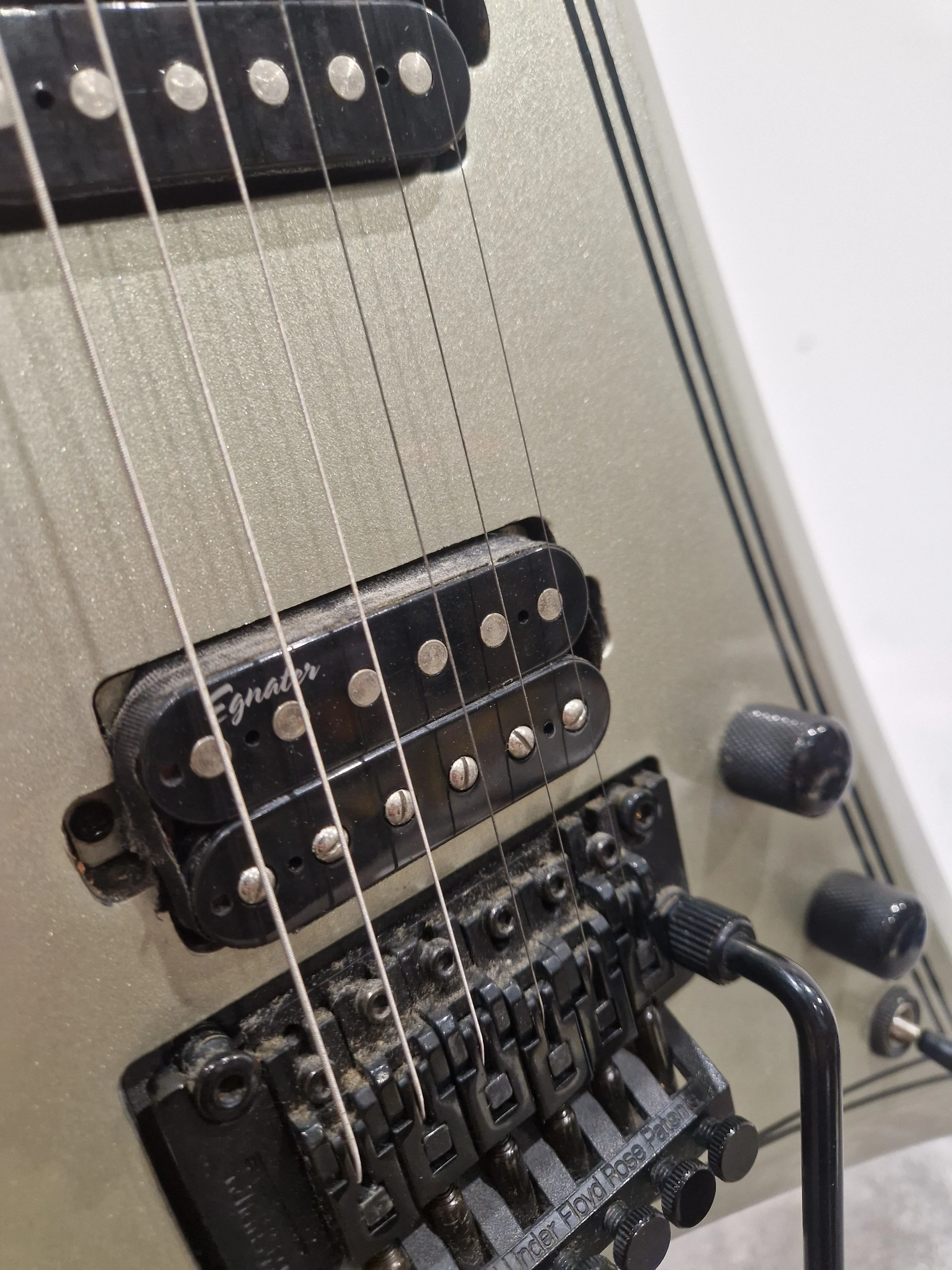 Washburn WV40 Vindicator Electric Guitar - Sleek Design - Excellent w/ Soft Case & Floyd rose Tremolo system - Image 12