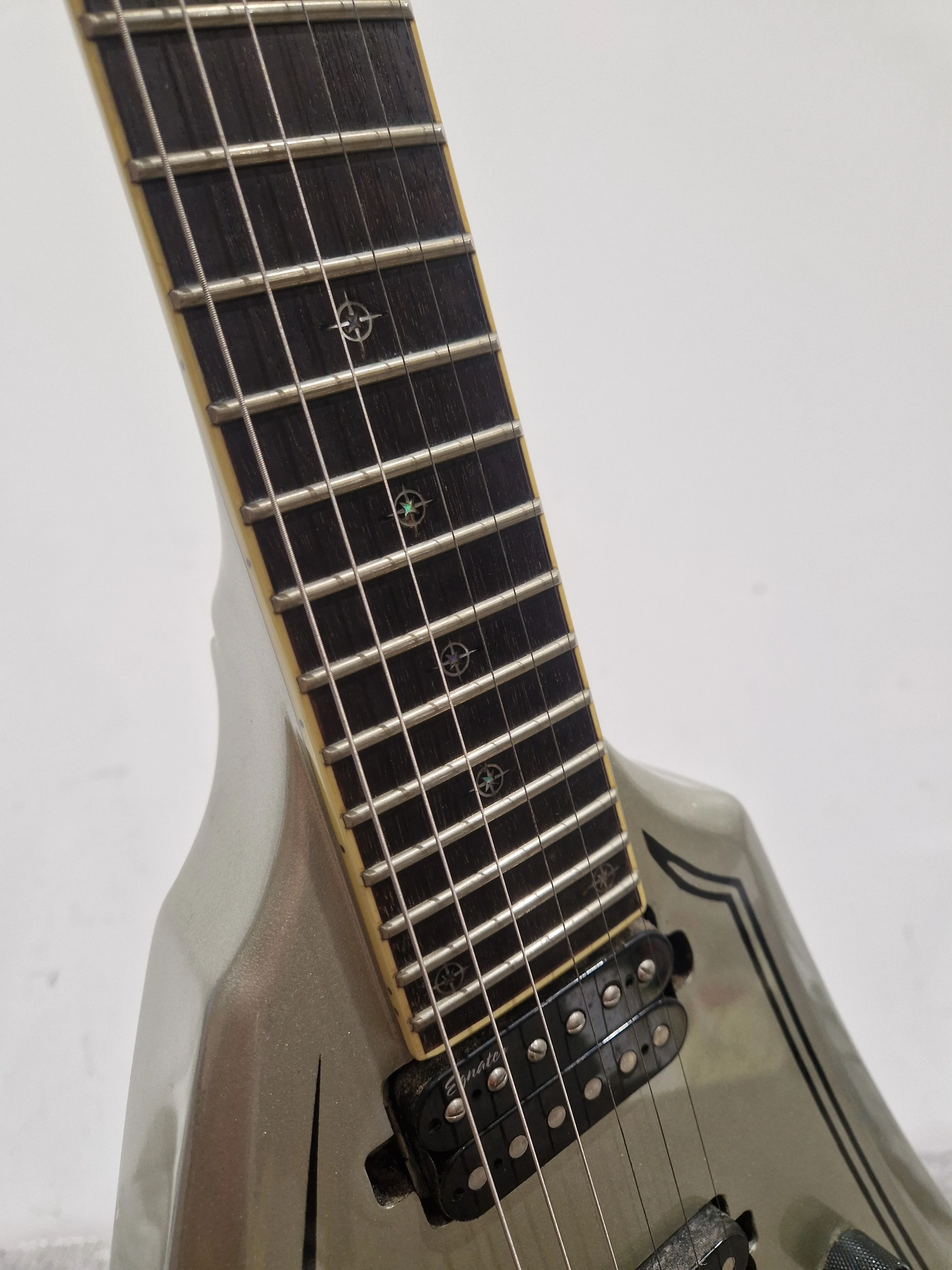 Washburn WV40 Vindicator Electric Guitar - Sleek Design - Excellent w/ Soft Case & Floyd rose Tremolo system - Image 13