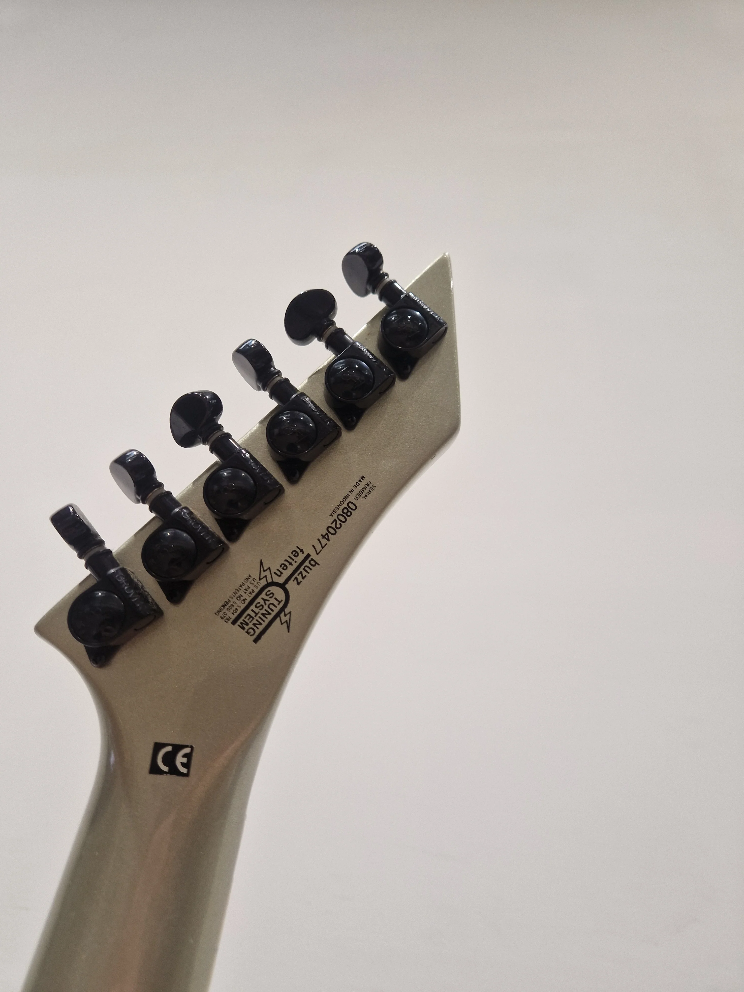 Washburn WV40 Vindicator Electric Guitar - Sleek Design - Excellent w/ Soft Case & Floyd rose Tremolo system - Image 3