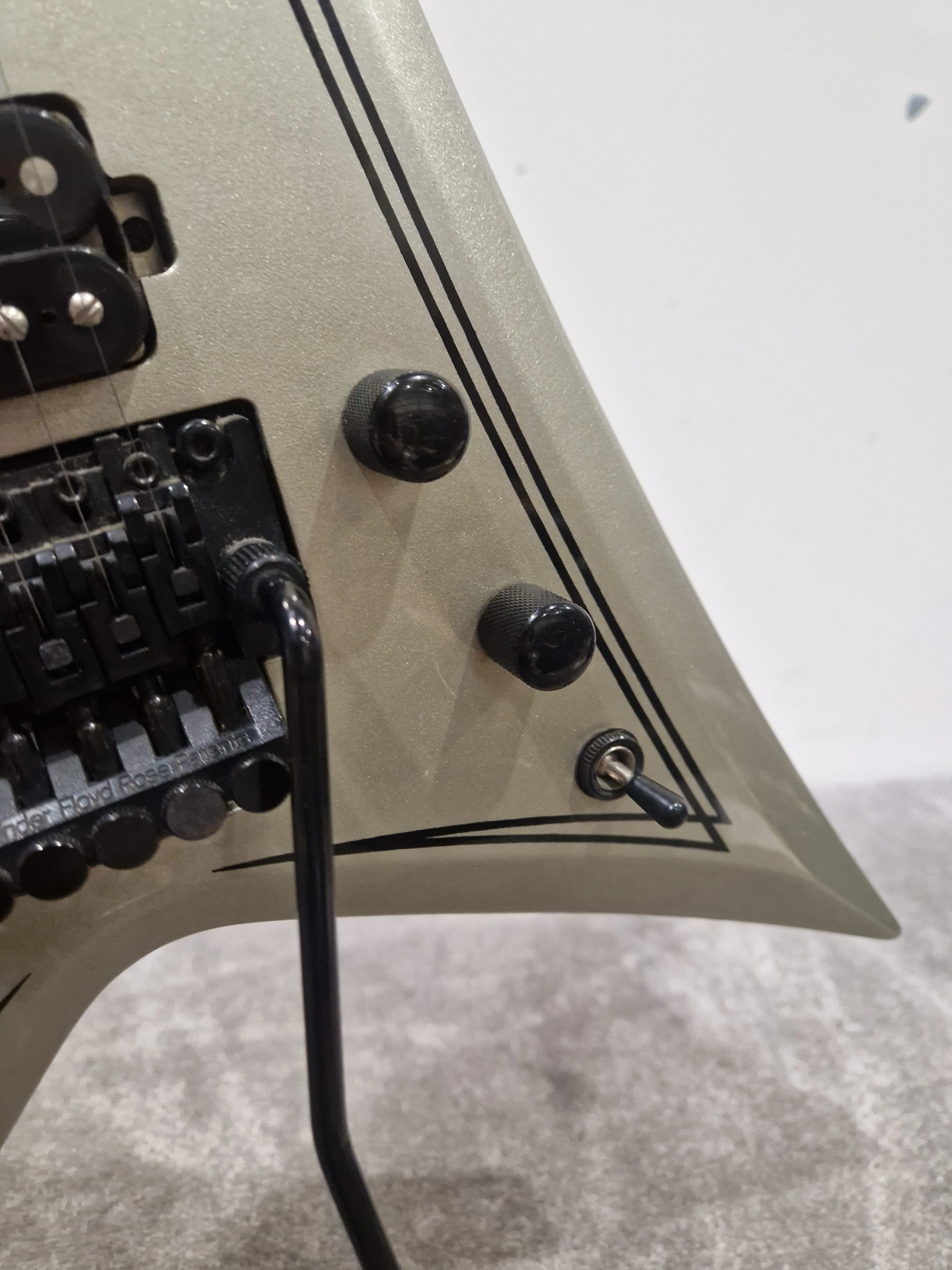 Washburn WV40 Vindicator Electric Guitar - Sleek Design - Excellent w/ Soft Case & Floyd rose Tremolo system - Image 4