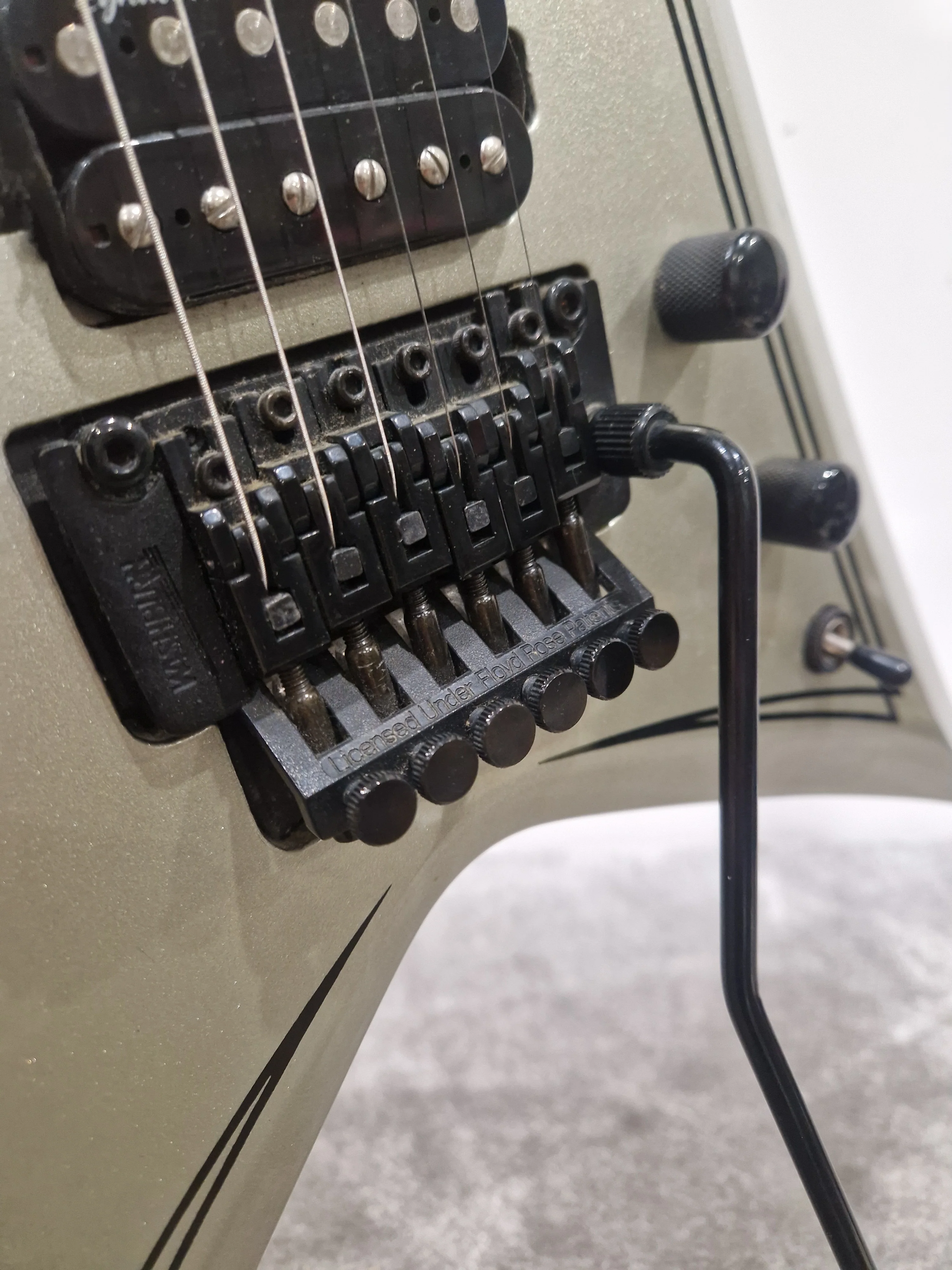 Washburn WV40 Vindicator Electric Guitar - Sleek Design - Excellent w/ Soft Case & Floyd rose Tremolo system - Image 5