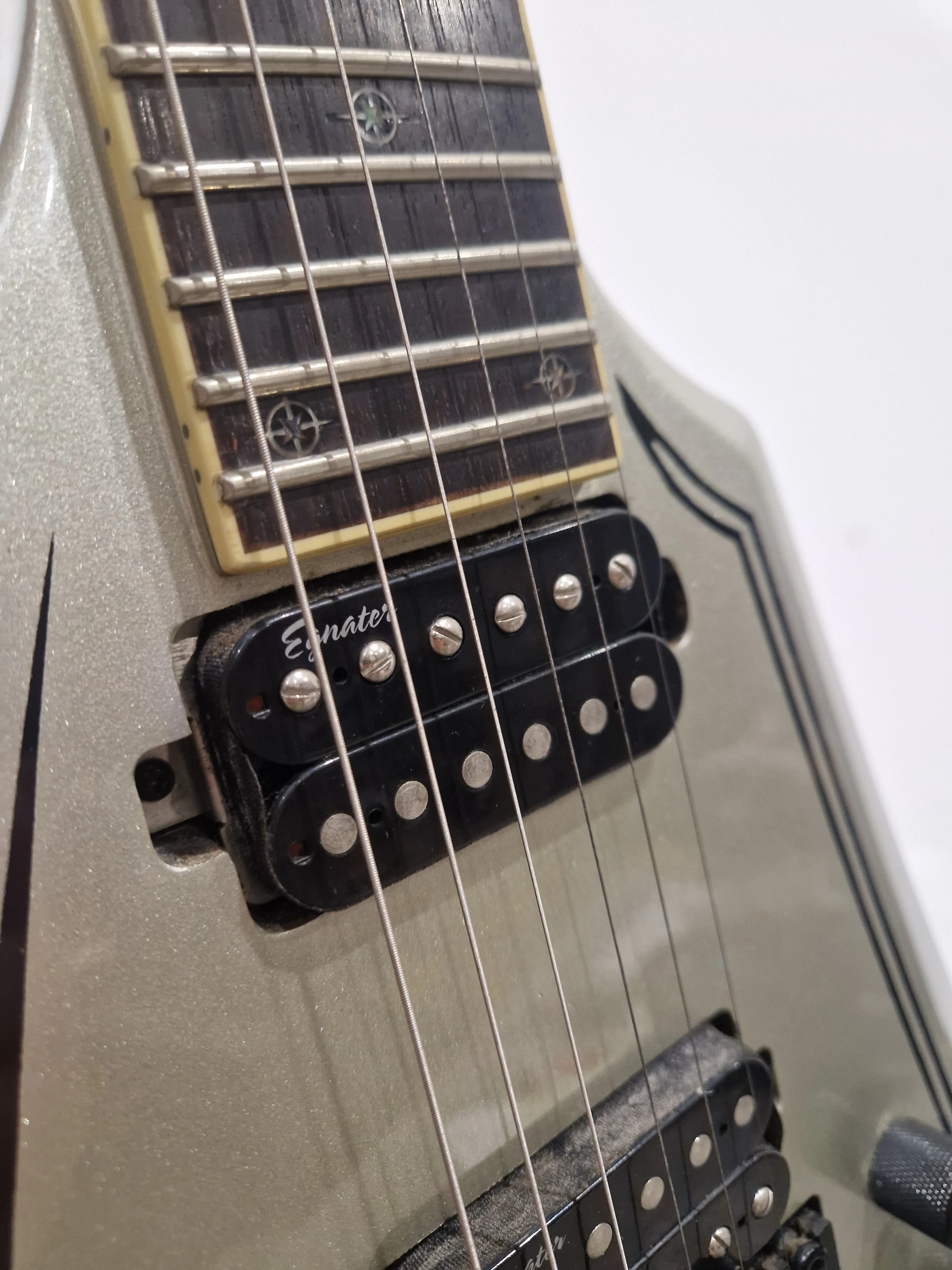 Washburn WV40 Vindicator Electric Guitar - Sleek Design - Excellent w/ Soft Case & Floyd rose Tremolo system - Image 6