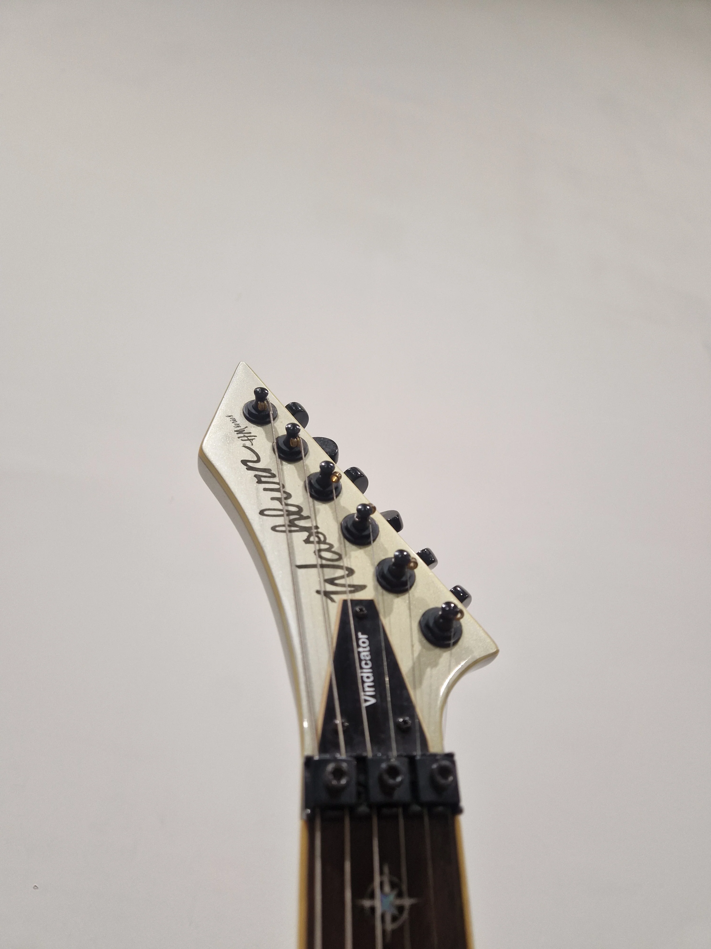 Washburn WV40 Vindicator Electric Guitar - Sleek Design - Excellent w/ Soft Case & Floyd rose Tremolo system - Image 7