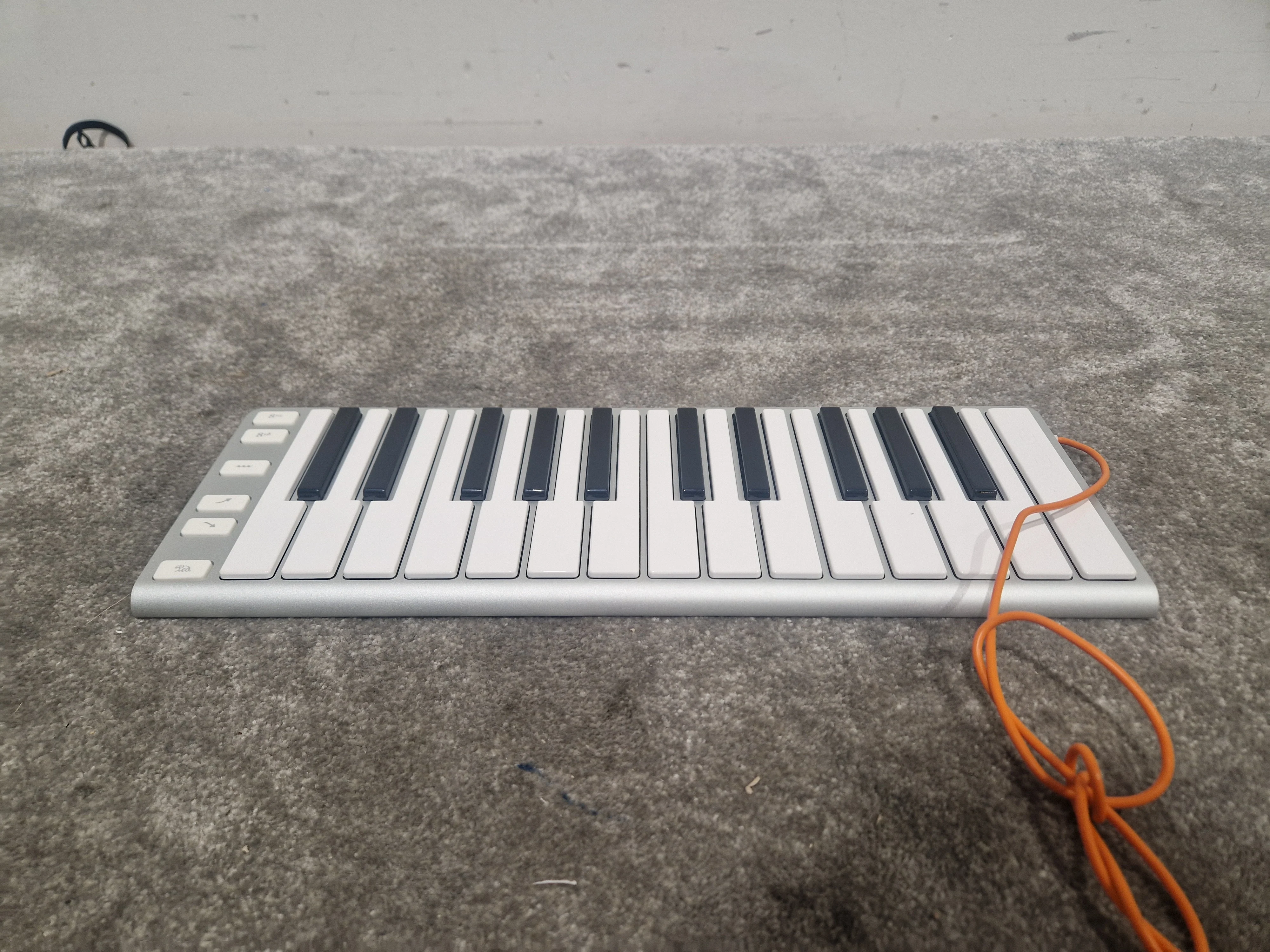 XKey KX01U00 - Portable 25 Key MIDI Keyboard - Excellent w/ Power Supply & Soft Case - Image 15