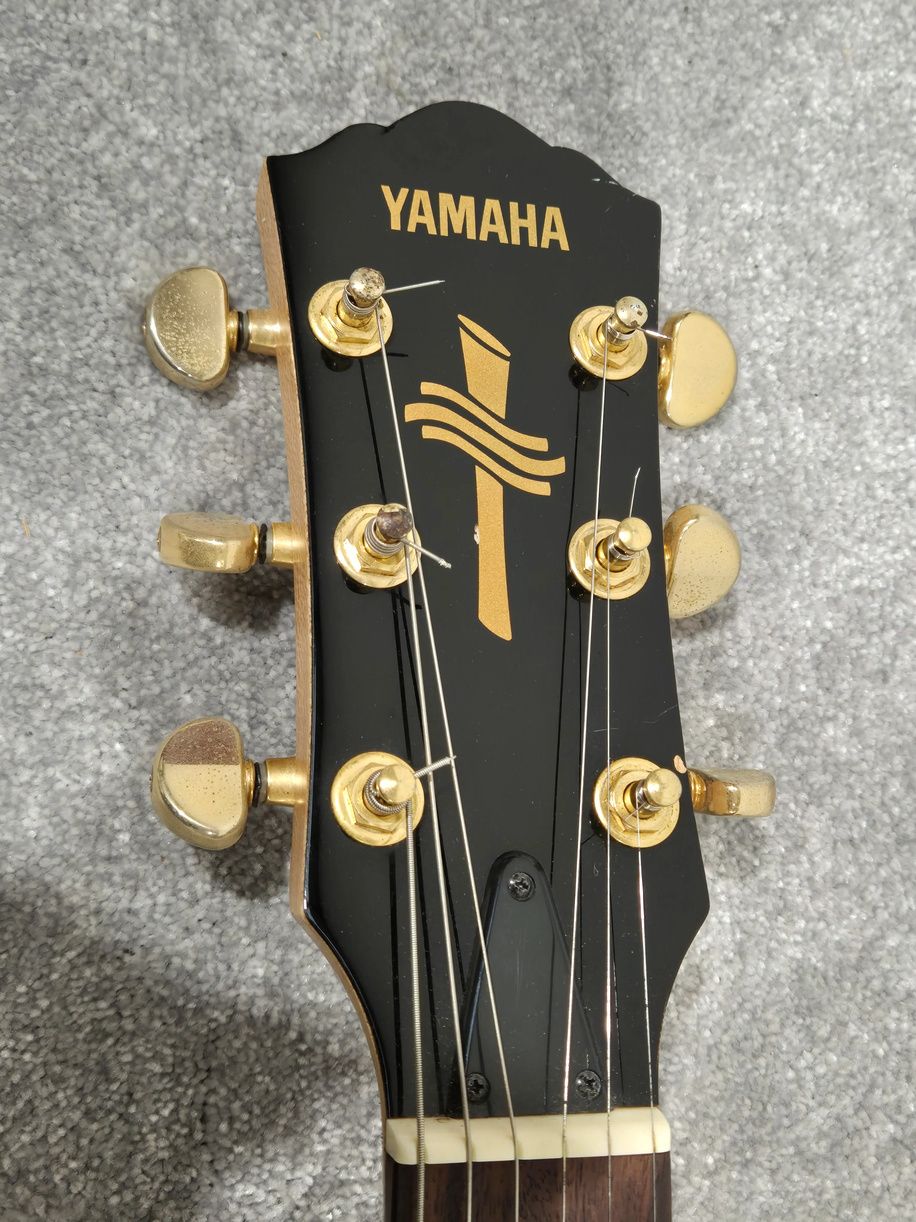 Yamaha AEX 500 - Semi Acoustic Hybrid Guitar Includes Yamaha Hard Case - Image 7