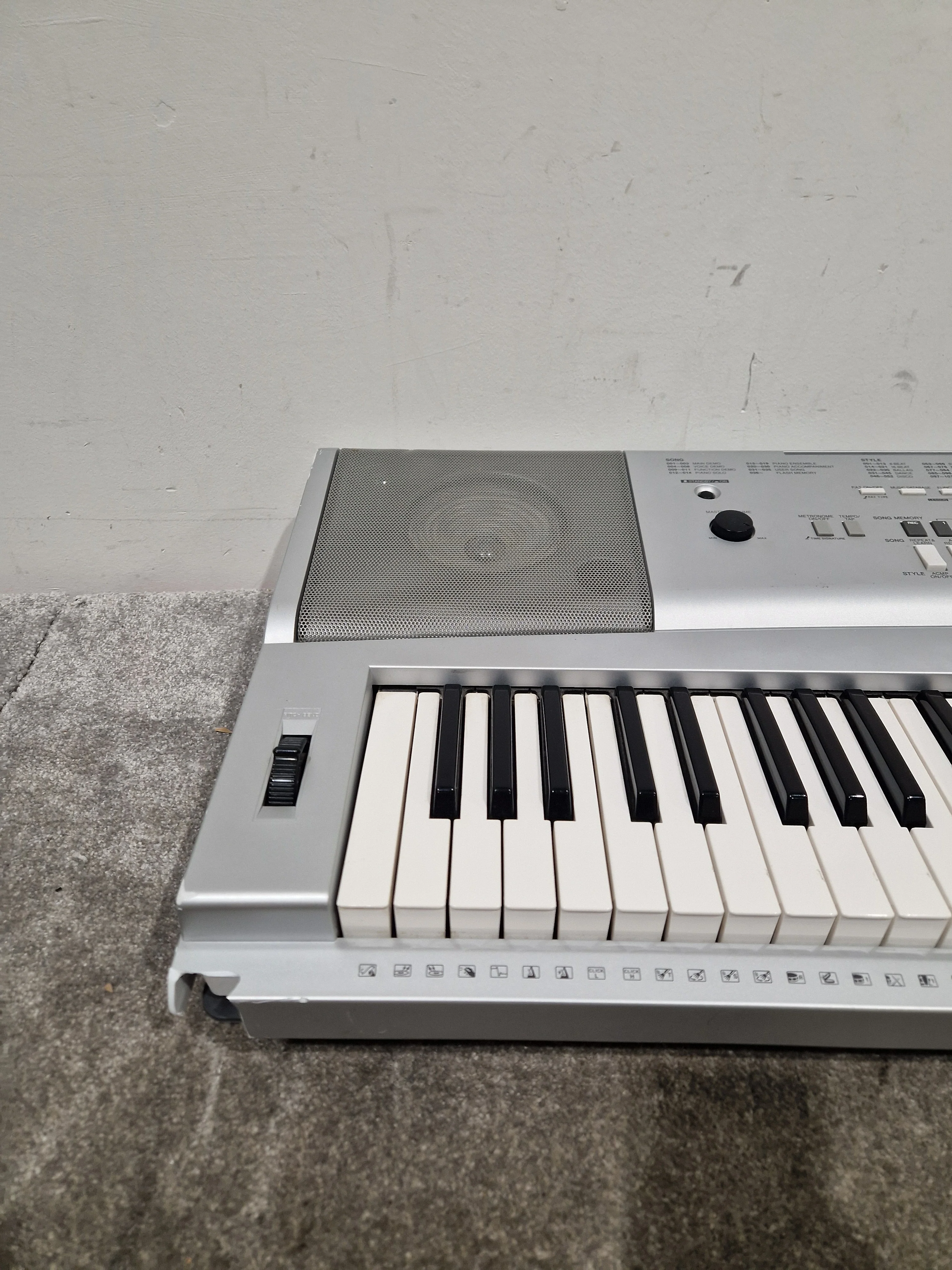 Yamaha DGX-220 Silver Keyboard - 76-Key Portable - Good w/ Power Supply - Image 10