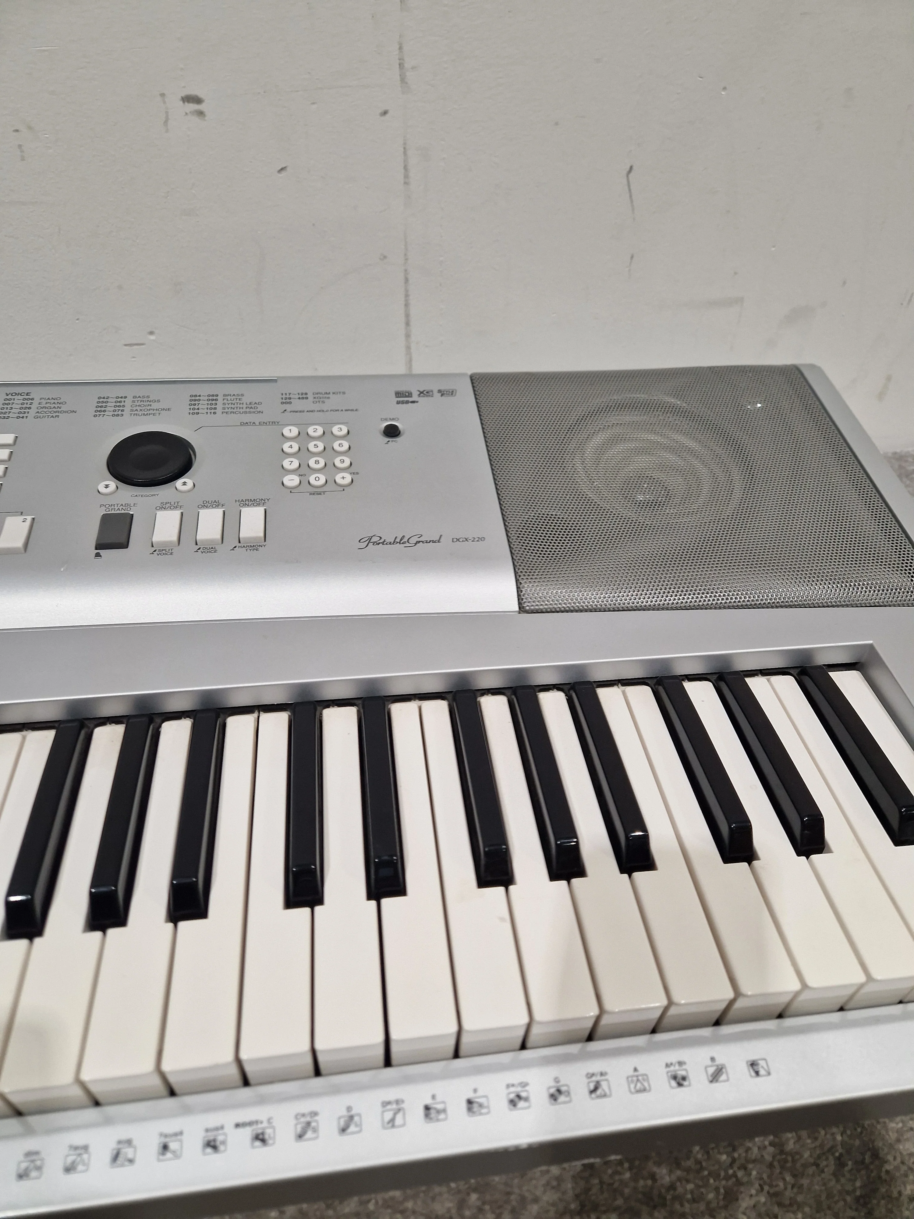 Yamaha DGX-220 Silver Keyboard - 76-Key Portable - Good w/ Power Supply - Image 11