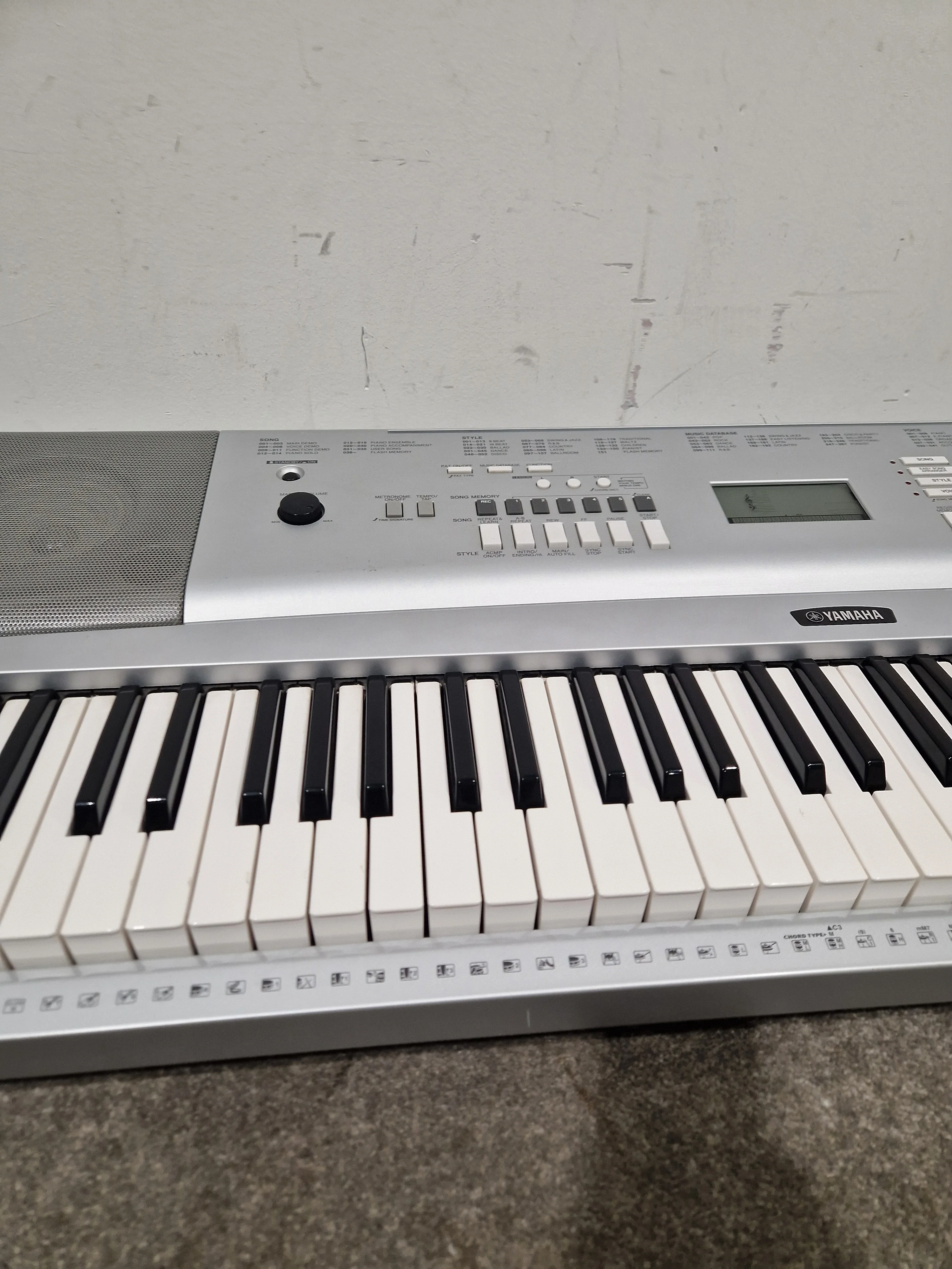 Yamaha DGX-220 Silver Keyboard - 76-Key Portable - Good w/ Power Supply - Image 2