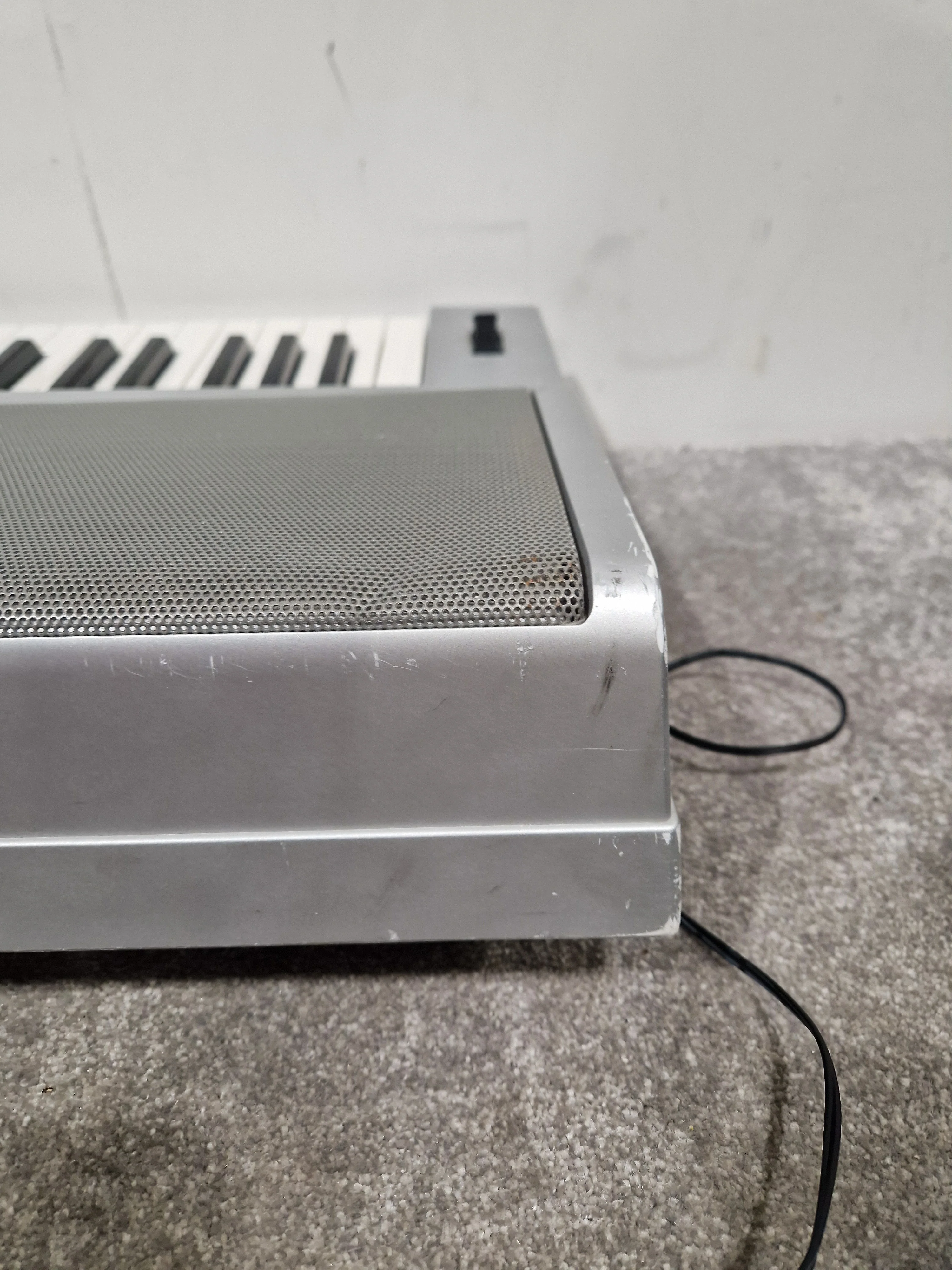 Yamaha DGX-220 Silver Keyboard - 76-Key Portable - Good w/ Power Supply - Image 4