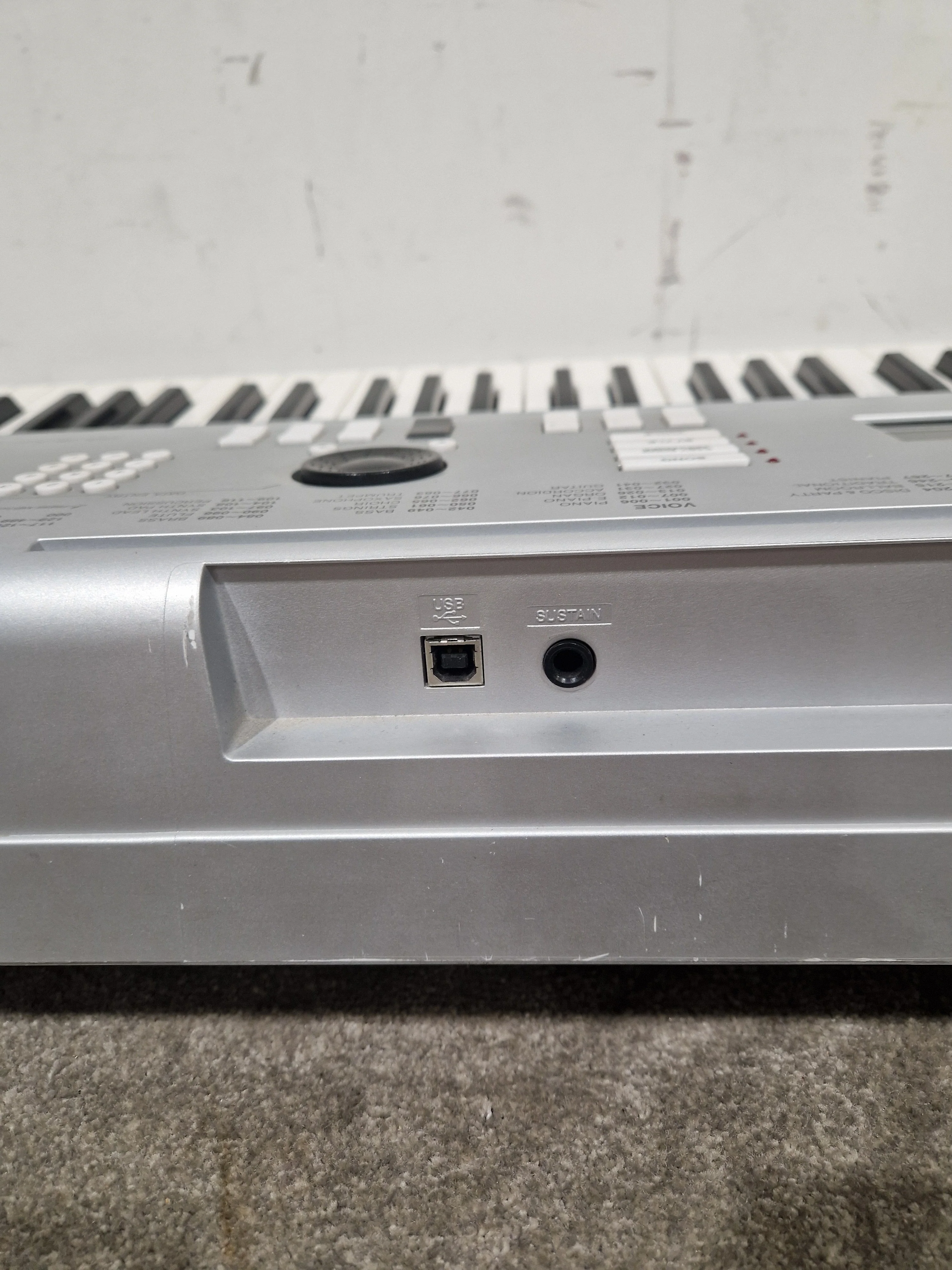 Yamaha DGX-220 Silver Keyboard - 76-Key Portable - Good w/ Power Supply - Image 6