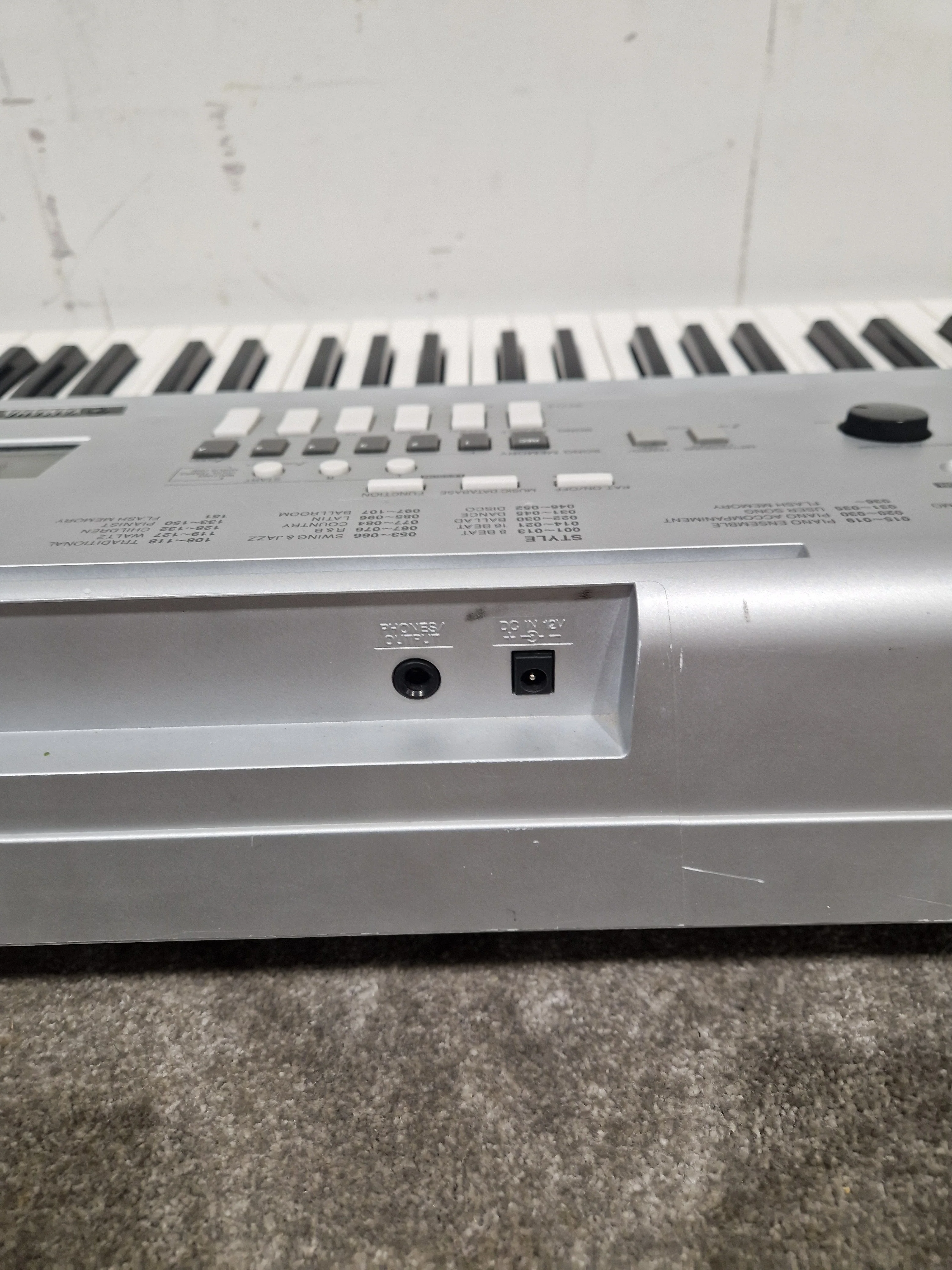 Yamaha DGX-220 Silver Keyboard - 76-Key Portable - Good w/ Power Supply - Image 7